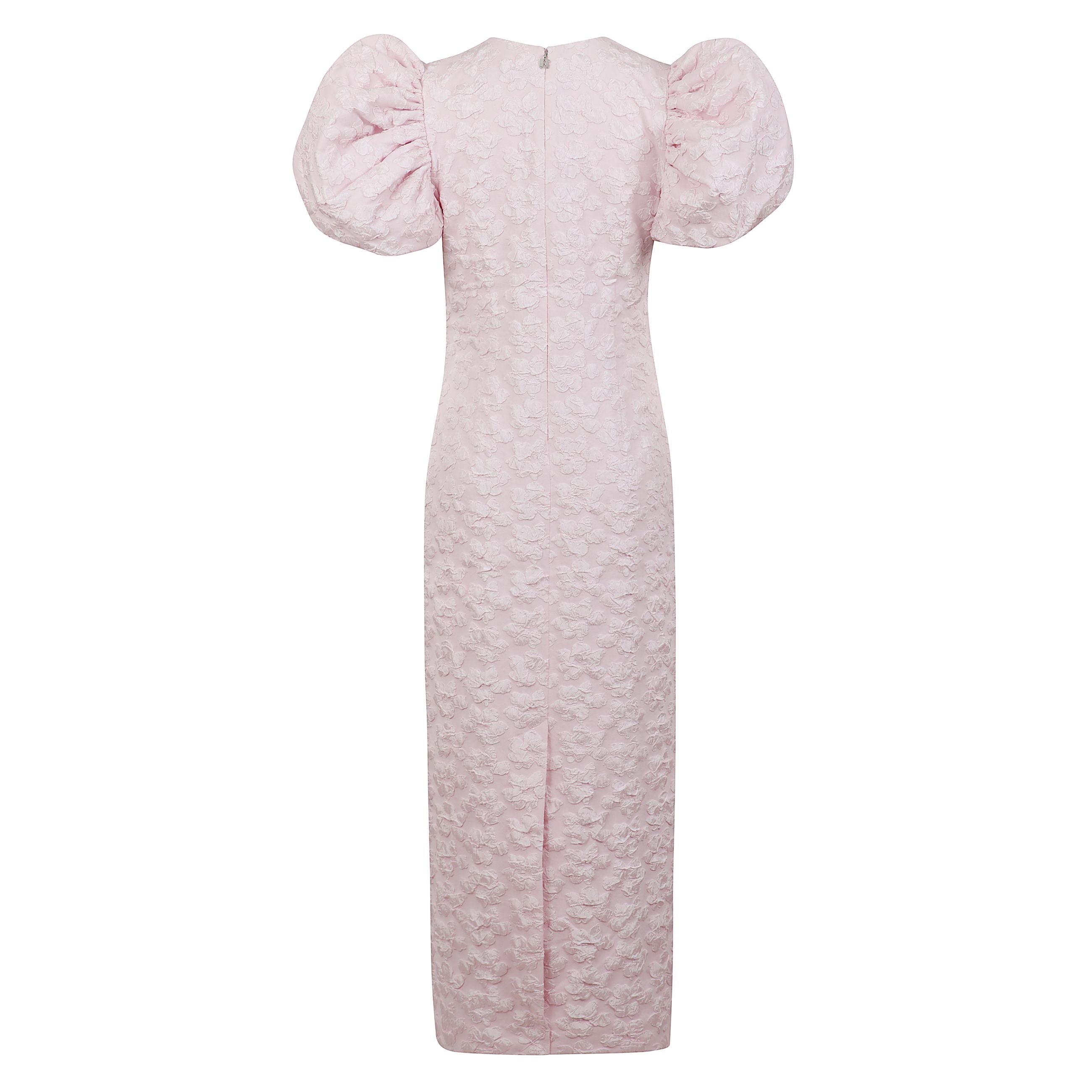 Abito midi in jacquard rosa con girocollo e maniche a palloncino. chiusura posteriore con zip e spacco sul retro. linea elegante e moderna.