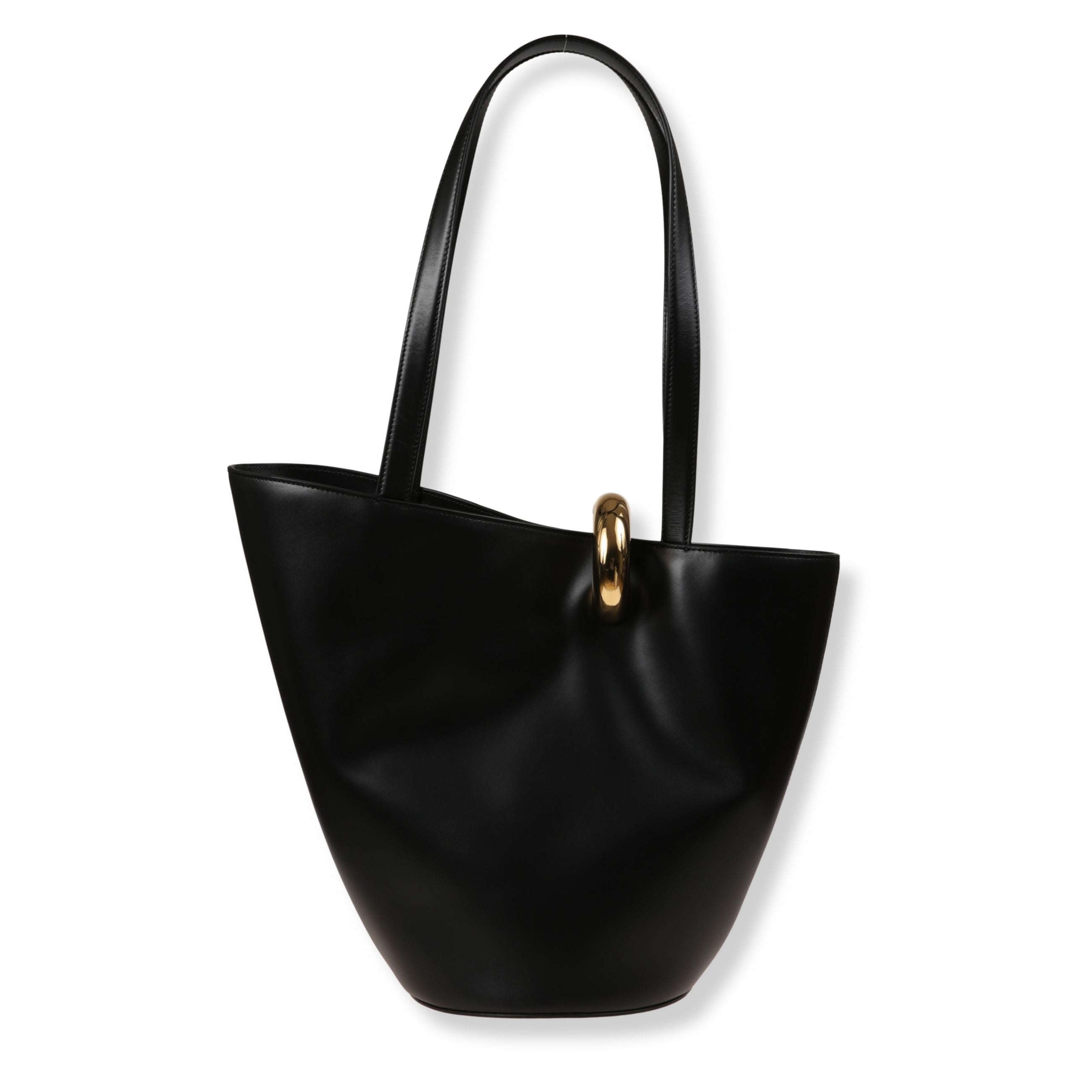 Le bambola moyen jacquemus. struttura rigida in pelle liscia. chiusura superiore con patta, decorata con una sfera e cubo in metallo dorato ai lati. dotata di tracolla con catenina metallica dorata.