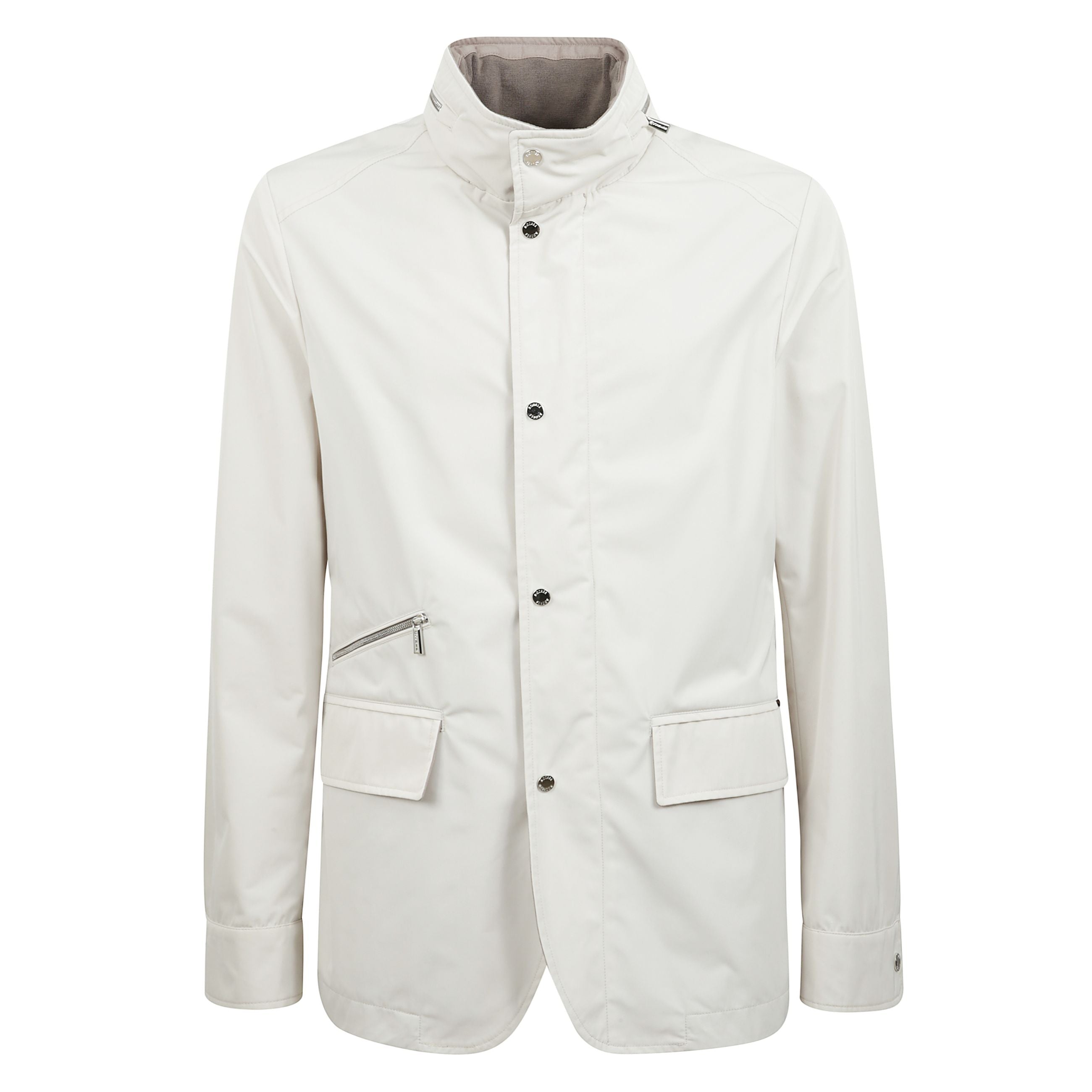 Cappuccio di servizio estraibile, nascosto nel collo.
collo in piedi chiudibile con bottone a pressione,
doppia chiusura frontale con zip a doppio cursore nascosta e abbottonatura con bottoni a pressione, tasche in vita a filetto con pattina, taschino chi