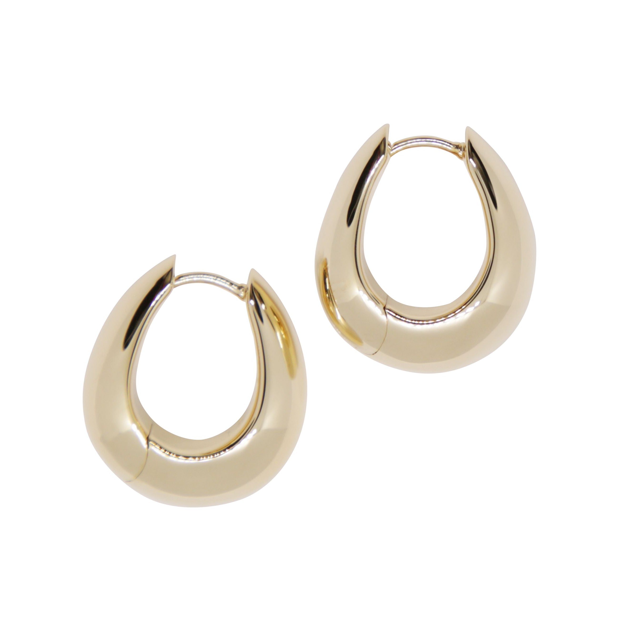 Un paio di orecchini a cerchio audaci e moderni.