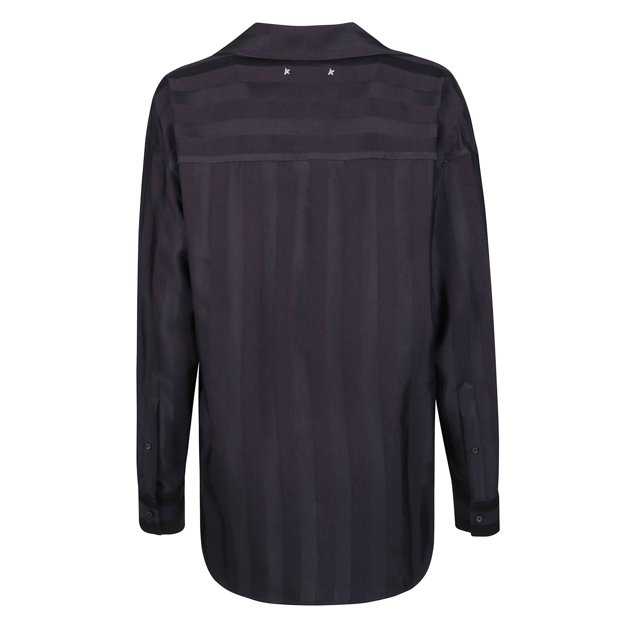 La camicia avvolgente journey w's nives di golden goose offre eleganza senza tempo. realizzata in jacquard di viscosa e cotone, con design a righe e dettagli unici. perfetta per ogni occasione, incarna lo stile italiano.