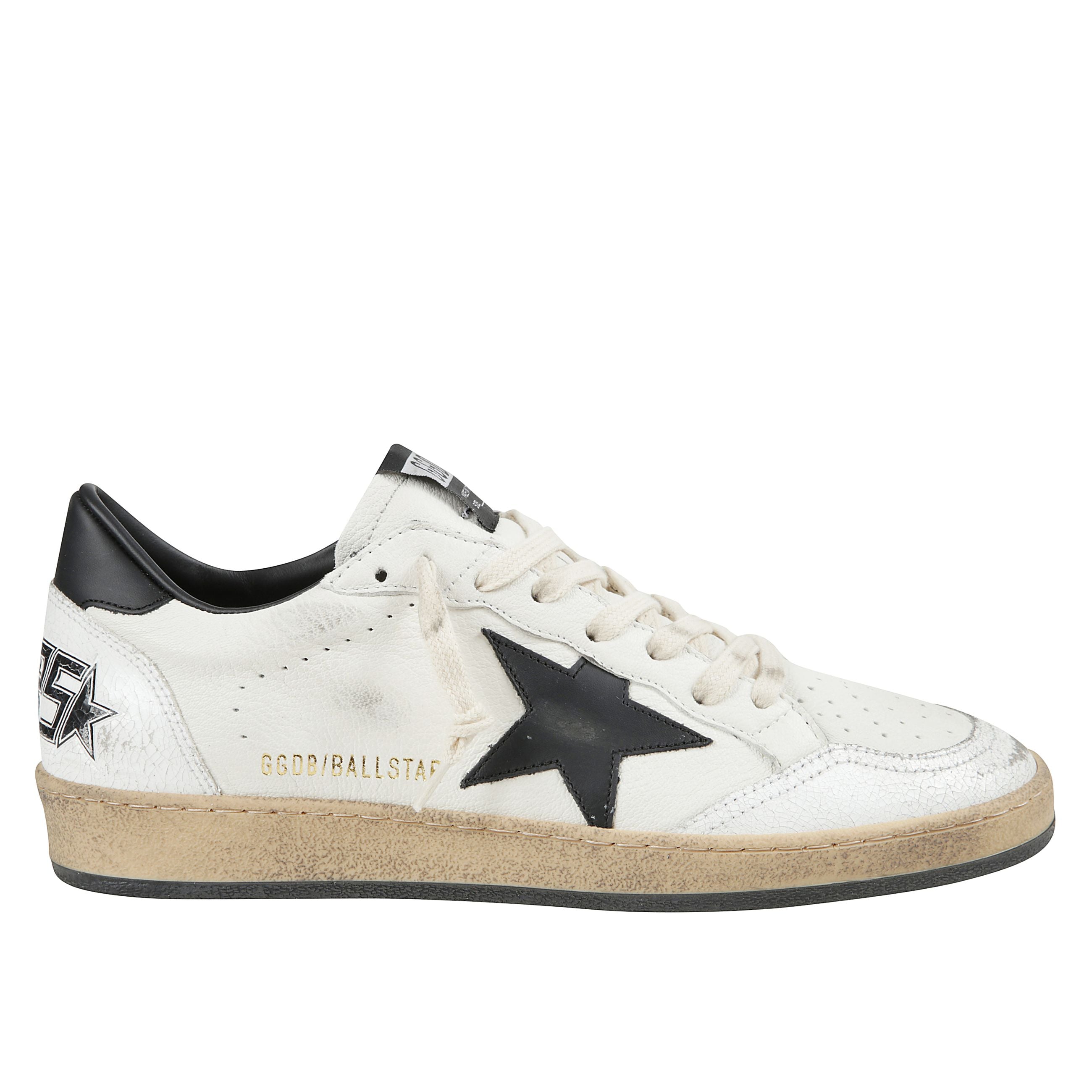 Sneakers in pelle bianca. chiusura con lacci e punta tonda. stella nera laterale. talloncino in pelle nera. effetto vintage. suola in gomma.