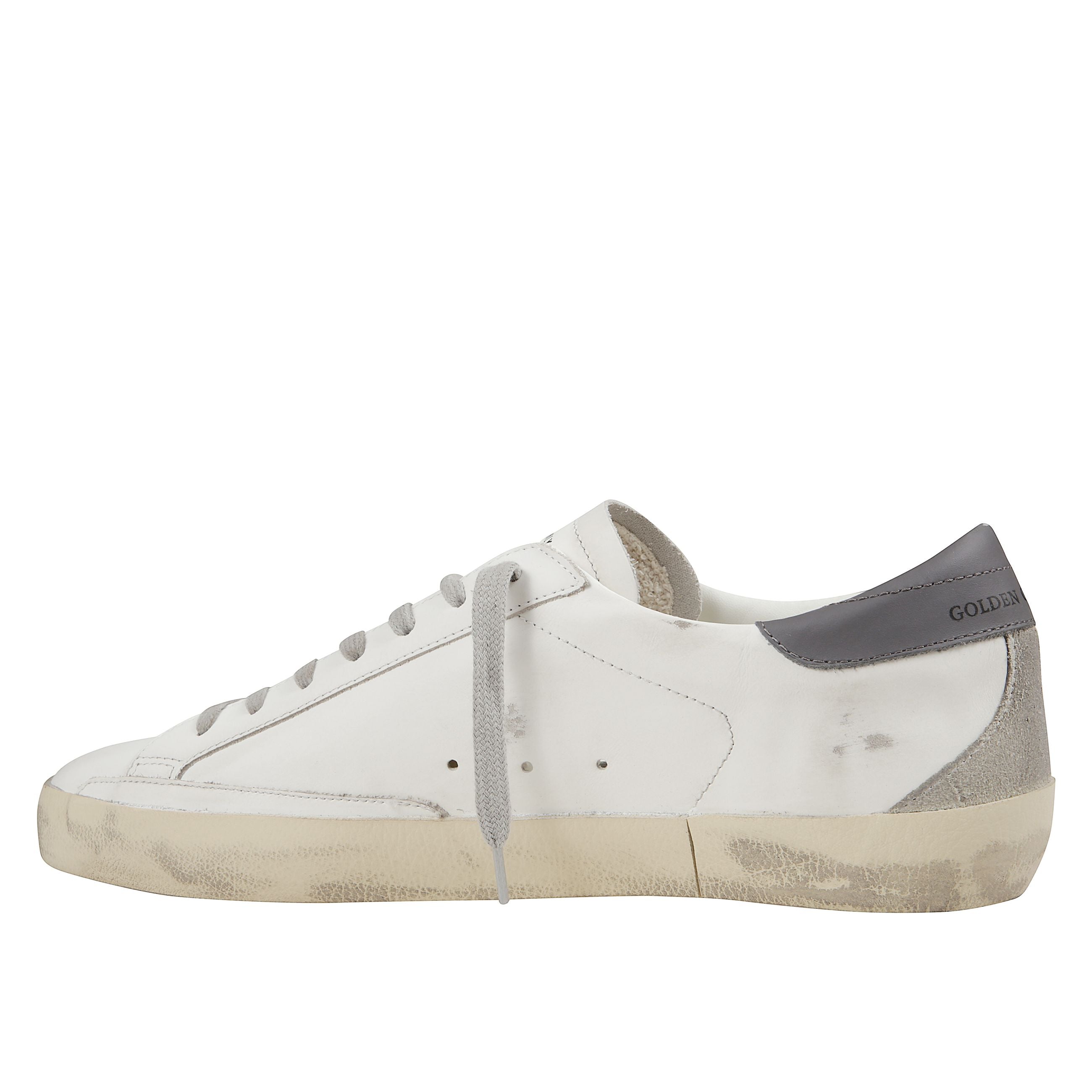 Sneakers in pelle bianca. effetto vintage. stella laterale in camoscio. talloncino in pelle grigia. inserto posteriore in camoscio. chiusura con lacci. punta tonda. linguetta con dettagli con scritte. suola in gomma con effetto consumato.