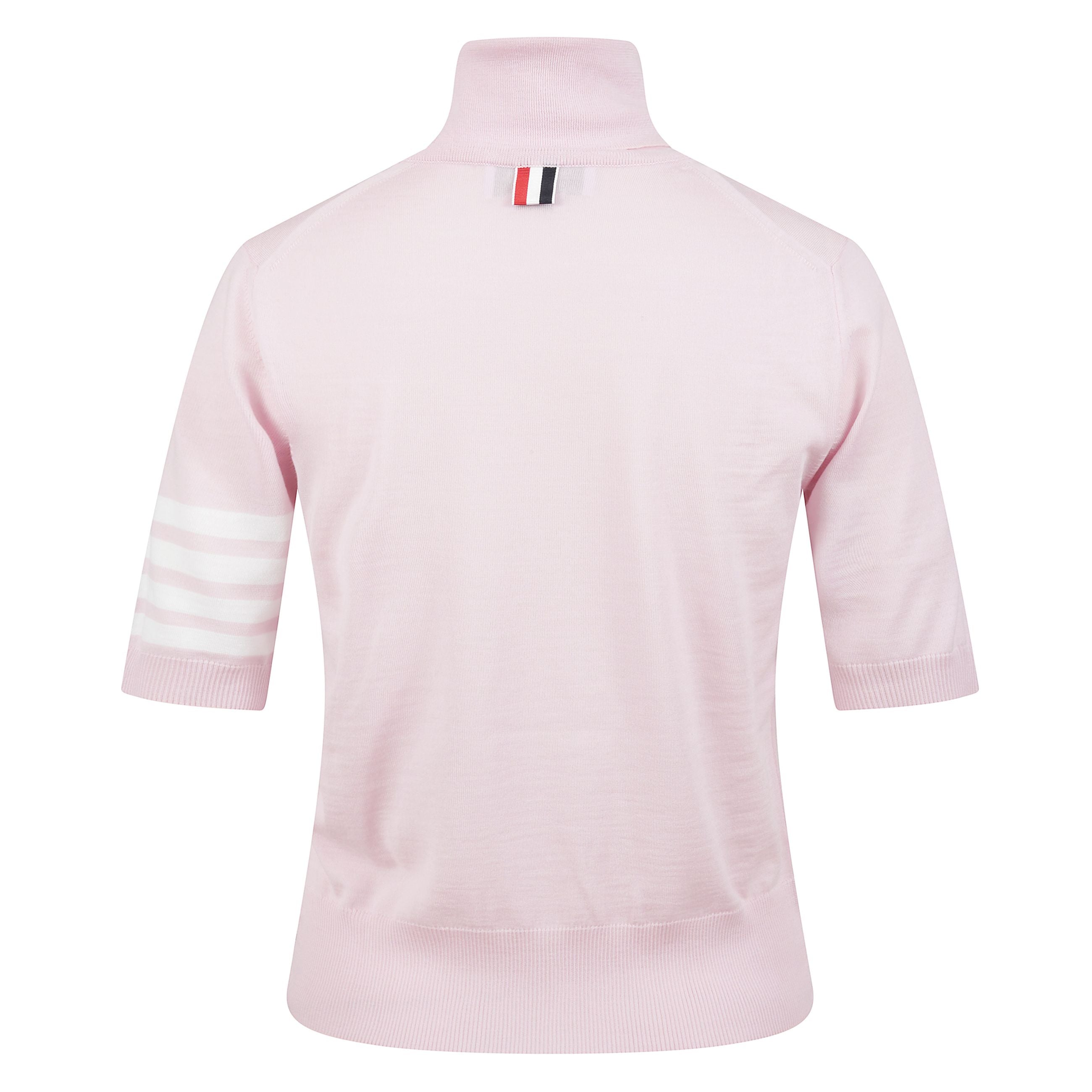 Maglia a maniche corte in misto lana vergine a coste fini. collo alto e dettaglio a quattro barre sulla manica. passante in grosgrain a righe thom browne sul retro e sul fianco. chiusura con bottone sul fianco e orlo dritto.