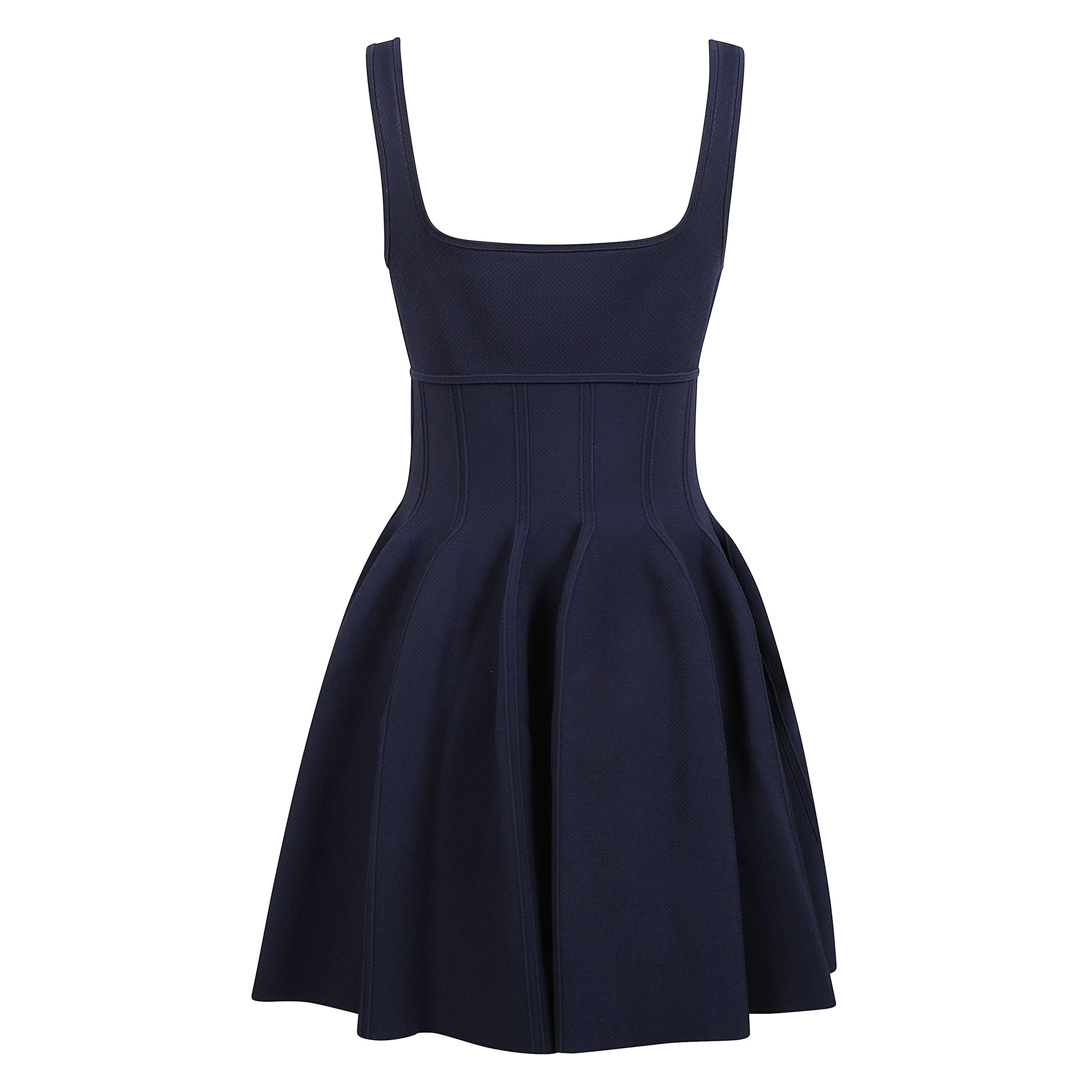 Abito elektra con design lavorato a maglia, dettaglio con cuciture, scollo quadrato, spalline e gonna svasata.