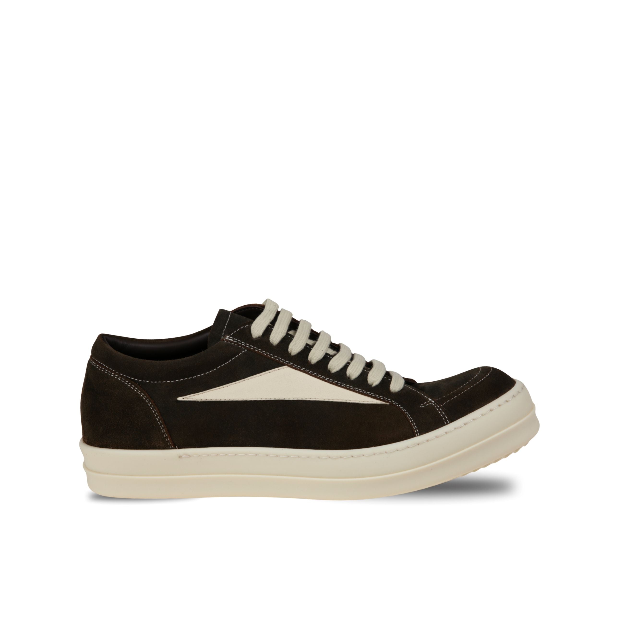 Sneakers rick owens. corpo in suede con inserti laterali in pelle e cuciture in contrasto a vista.