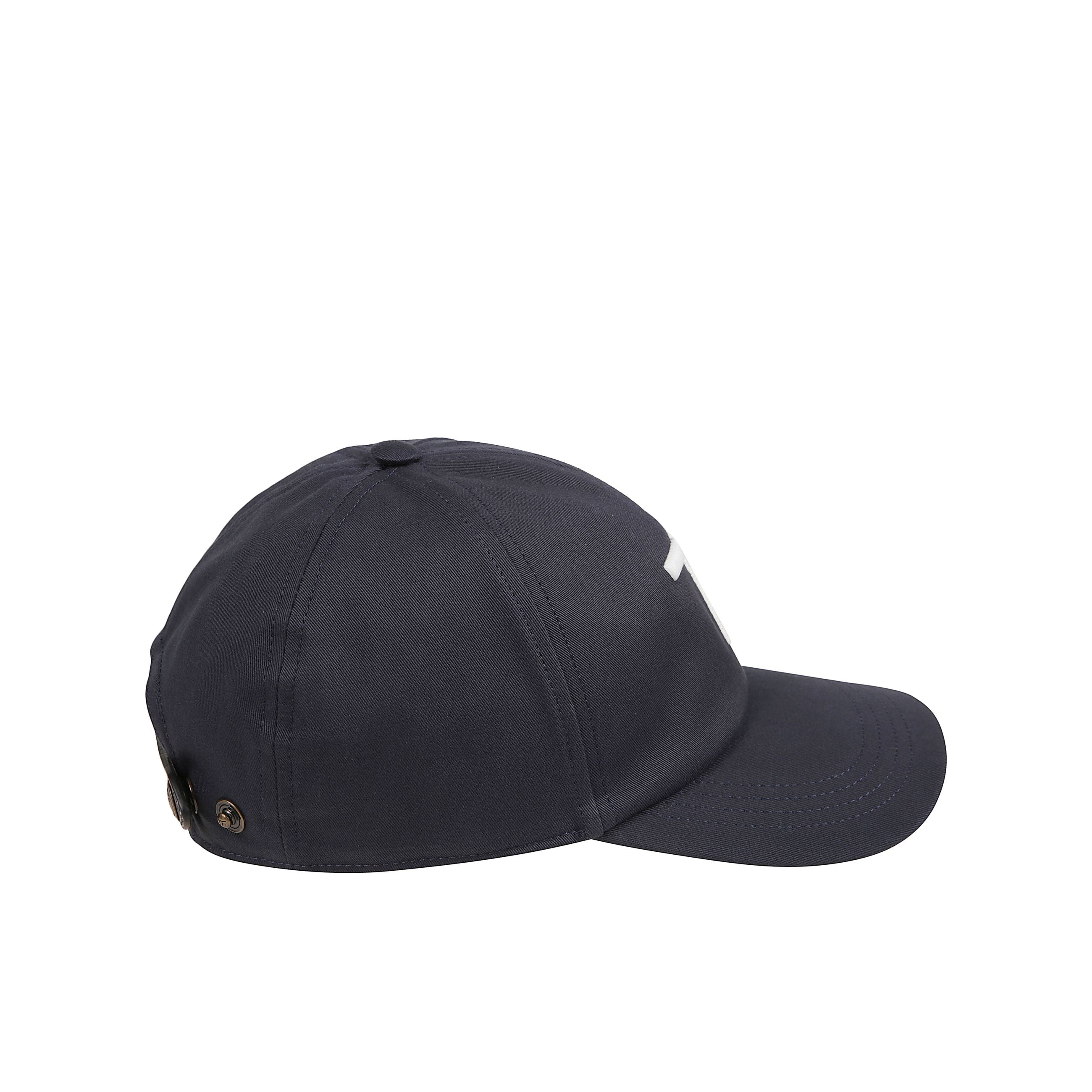 Cappello da baseball in cotone con interno foderato. ricamo frontale a contrasto con le monogramma tf. cinturino regolabile in pelle con firma del brand tom ford laminata.