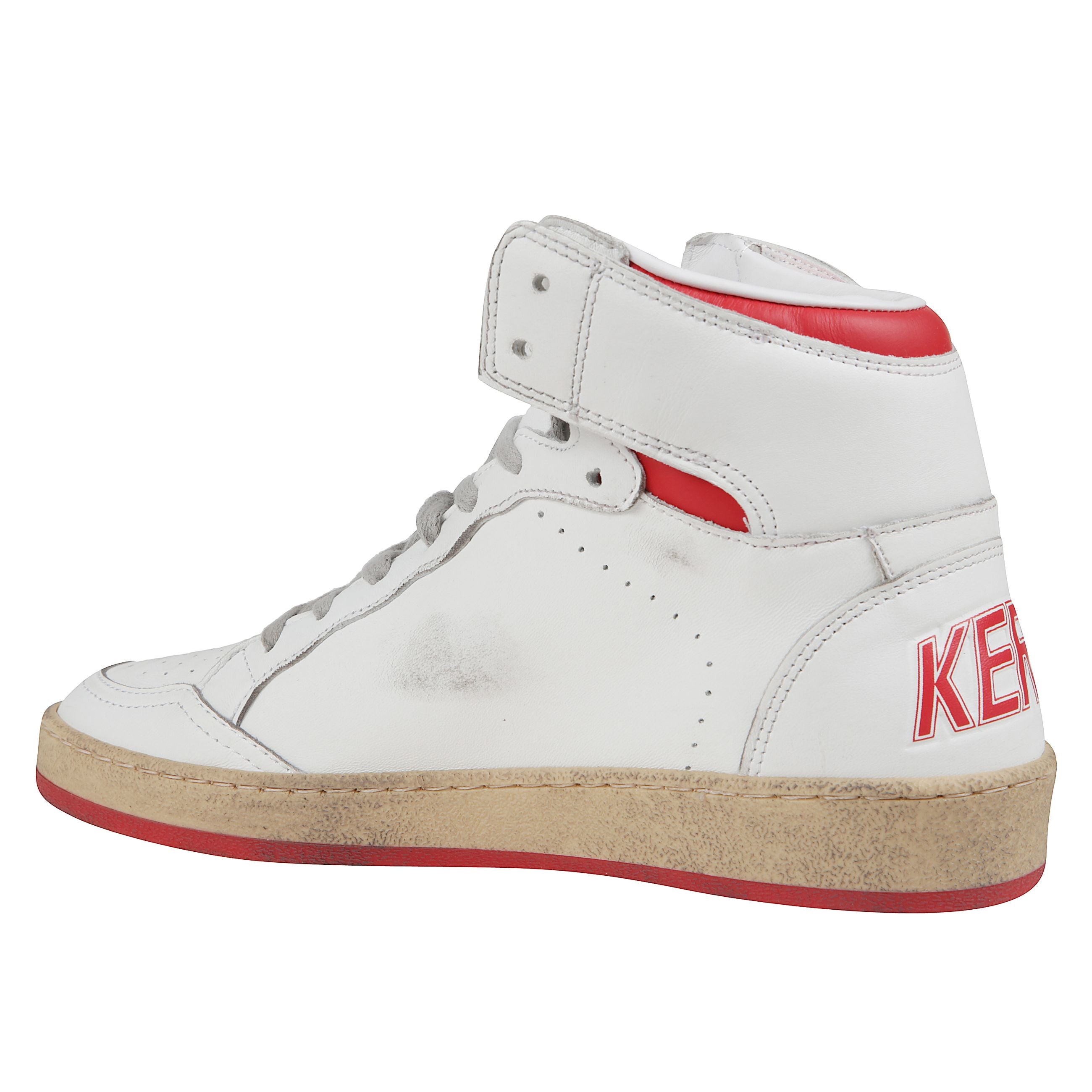 Sneaker high-top golden goose da donna ispirate ai college americani e al basket anni ottanta. realizzate in nappa bianca con inserti in pelle rossa, presentano il logo sul colletto della caviglia. lacci grigio ghiaccio, suola in gomma.