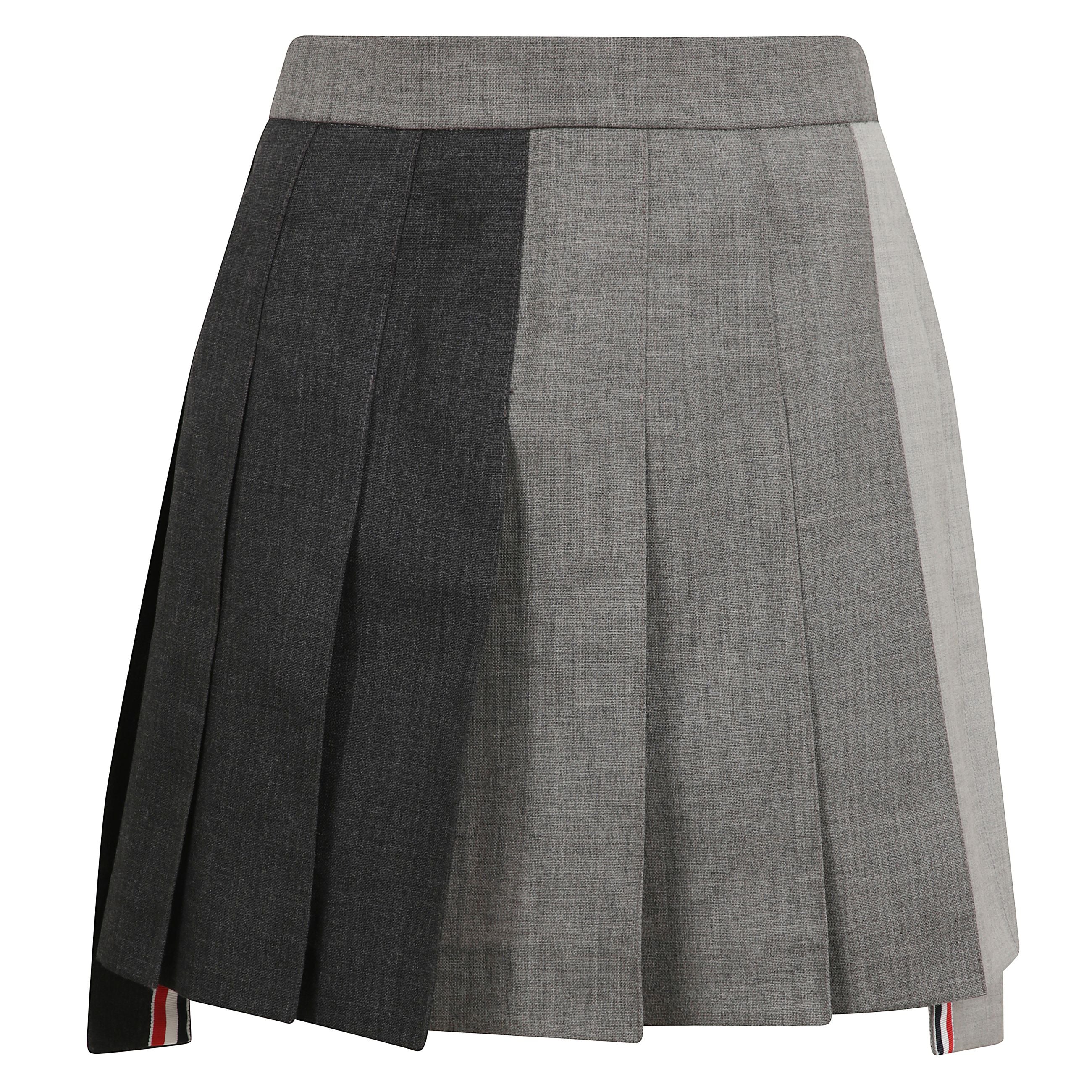 Maglia in lana a maniche lunghe con scollo a giro. spacchi laterali e sui polsi con bottoni e profili in grosgrain a righe. polsini e orlo a coste. dettaglio a quattro barre sulla manica. passante in grosgrain a righe thom browne sul retro.