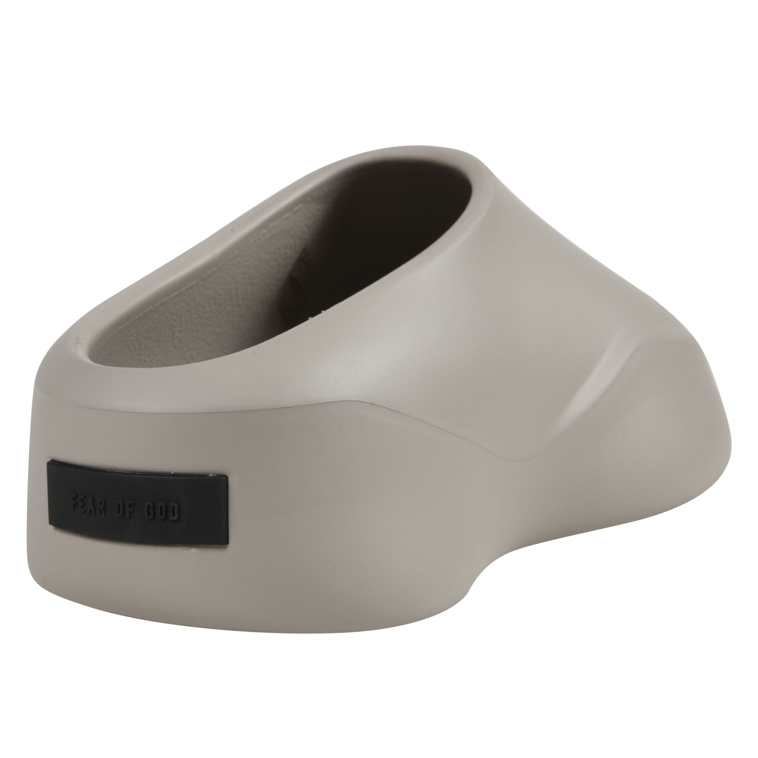 Realizzato in italia, l'eva runner rappresenta la prossima evoluzione della collezione fear of god eva, fondendo design all'avanguardia con una vestibilitÃ  senza sforzo. questa silhouette slip-on Ã¨ scolpita con un'estetica sportiva elegante, dotata di u