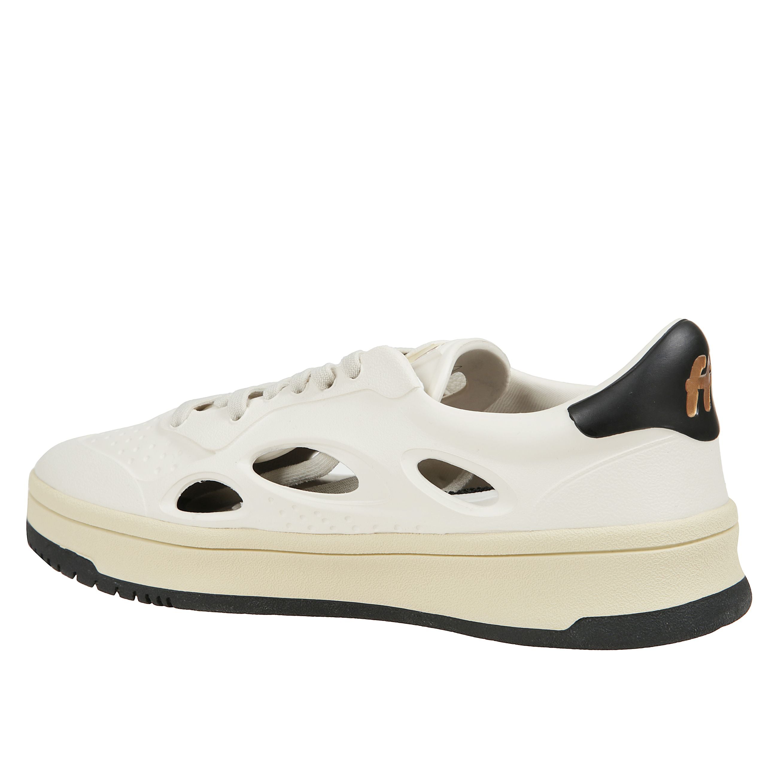 Sneakers foamers presentano la tomaia in pelle, la suola in gomma e il logo del brand sulla linguetta, sulla parte laterale e sul tallone, caratterizzate da un design innovativo con fori o aperture sui lati