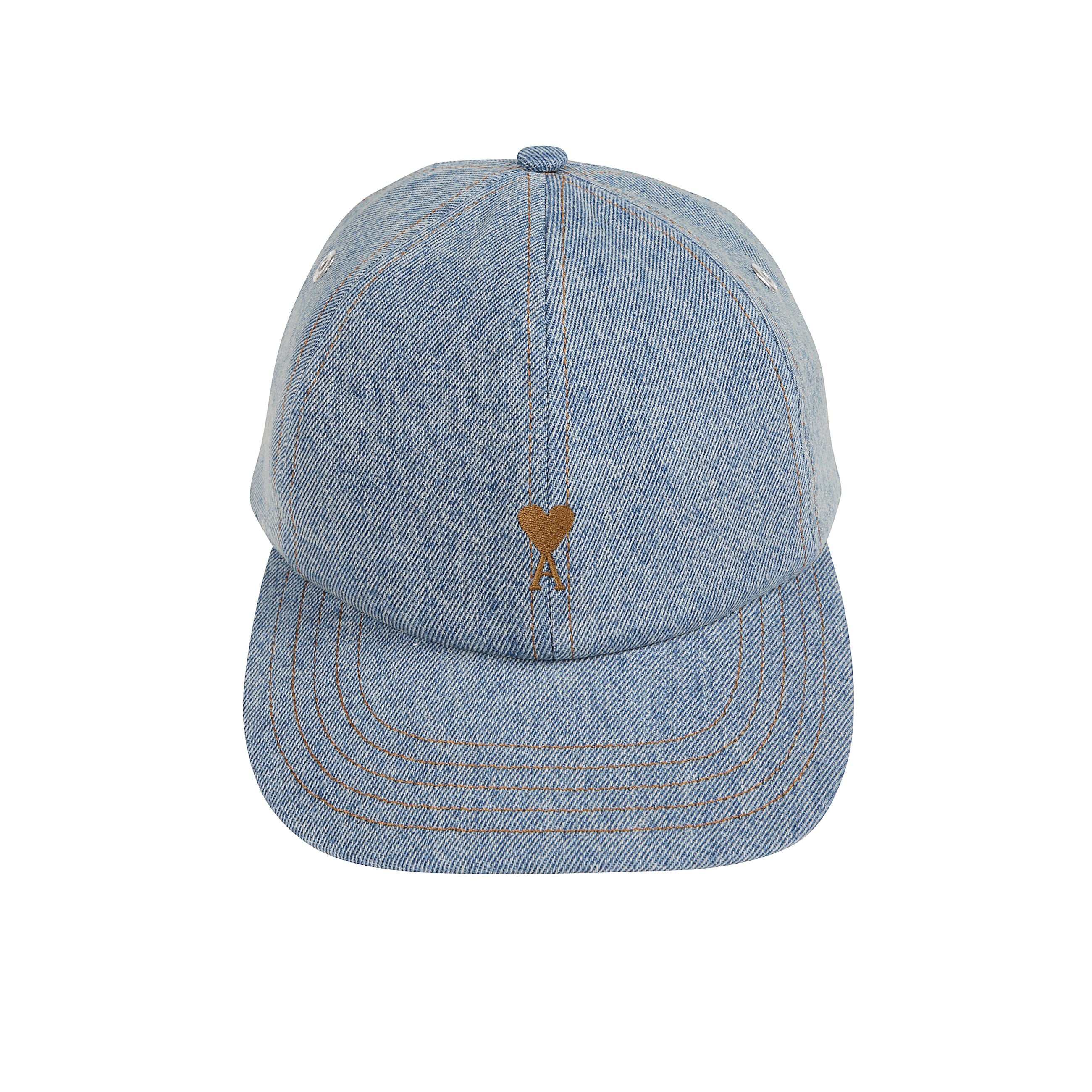 Cappellino con ricamo in raso con logo ami. chiusura regolabile sul retro con logo del brand. fori di ventilazione nella parte superiore e fodera in cotone.