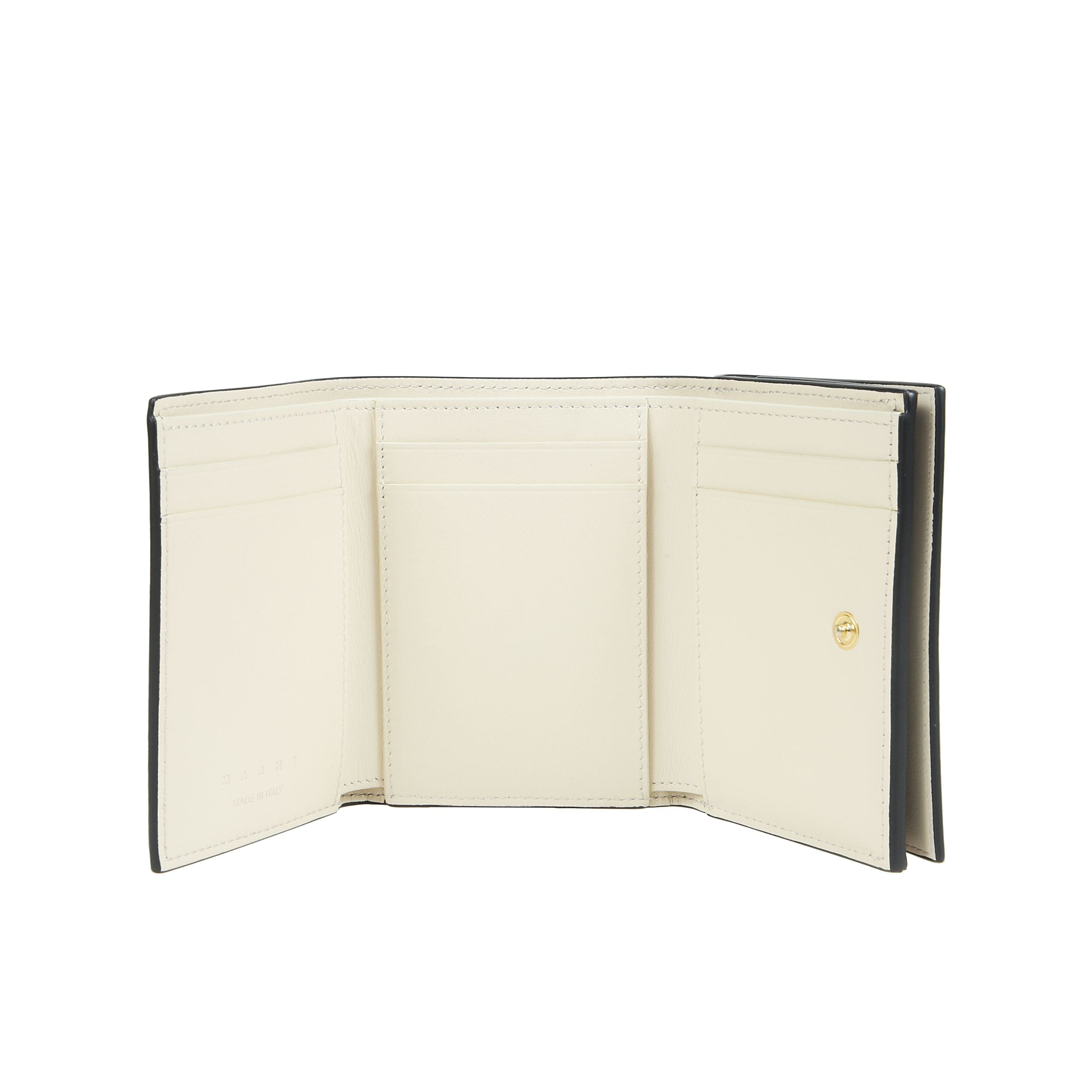 Portafoglio trifold realizzato in pelle di vitello bottalato. decorato con impunture a zig-zag e ricamo marni symbol realizzato a mano a contrasto sul davanti. tasca esterna portamonete con bottone a pressione. all'interno una tasca porta banconote e sei 