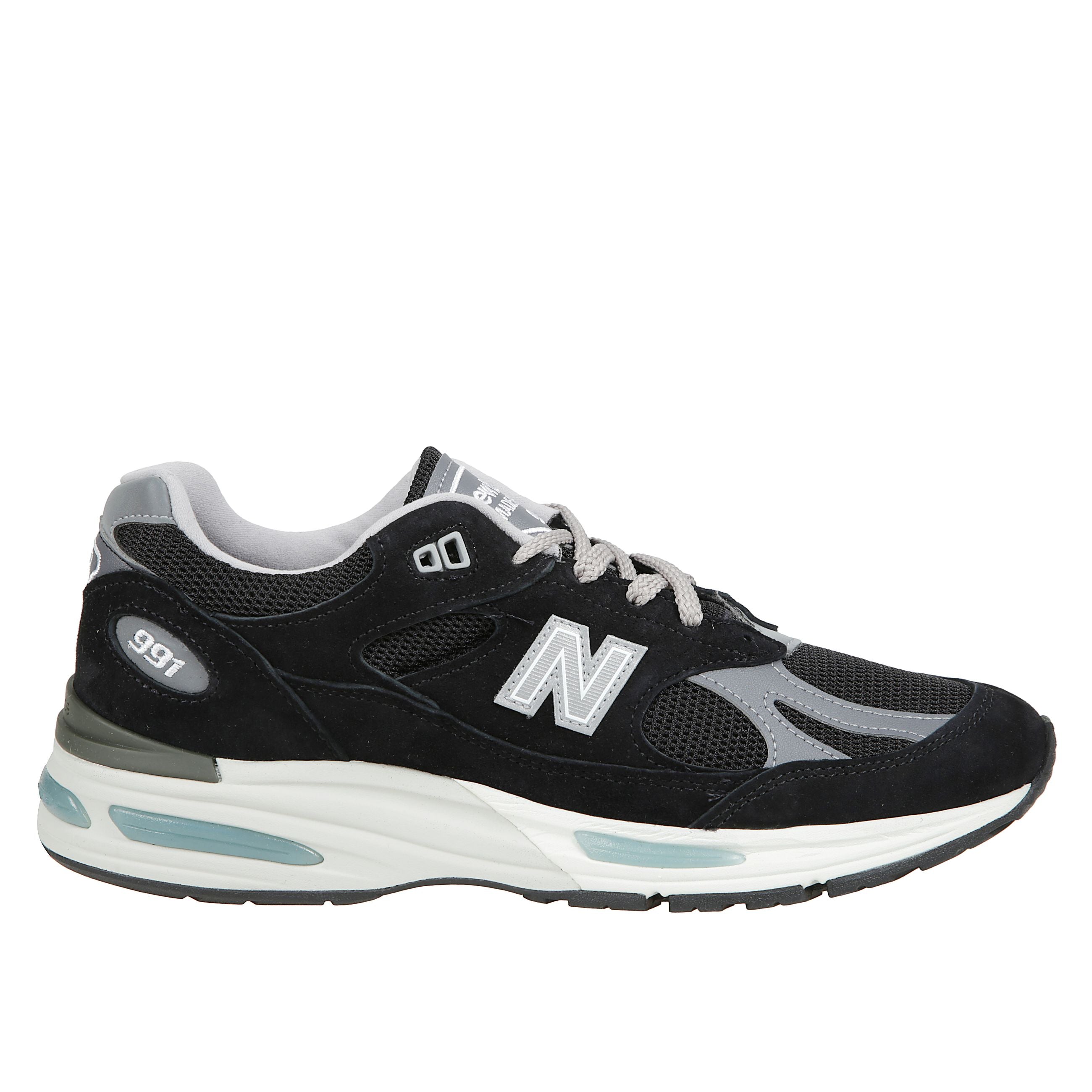 Sneakers con tomaia in pelle e materiale sintetica, allacciatura frontale, dettagli logo e suola in gomma