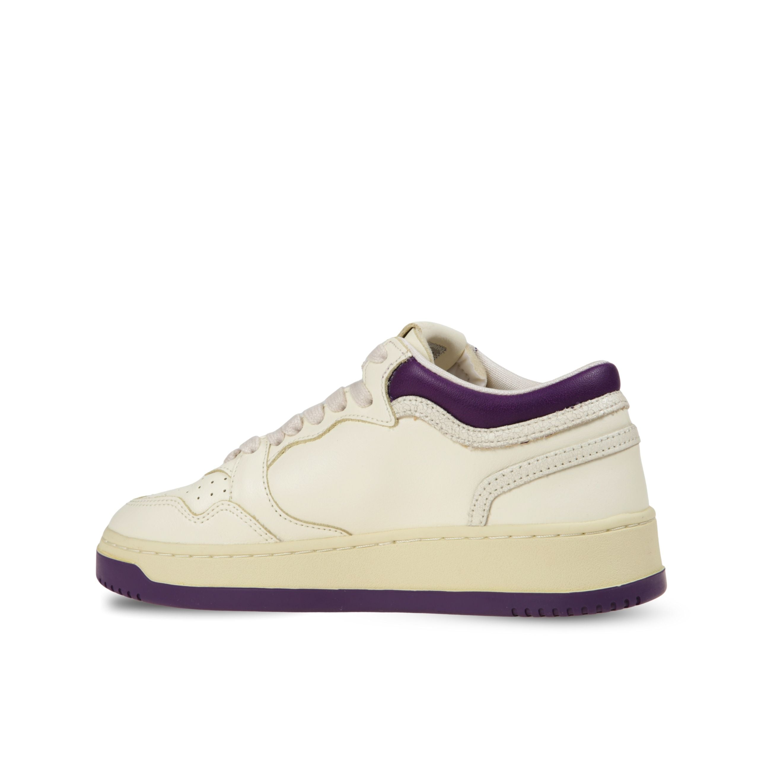 Sneakers autry med-way. modello in pelle con microfori sul davanti ed inserti in pelle a contrasto su suola e talloncino.