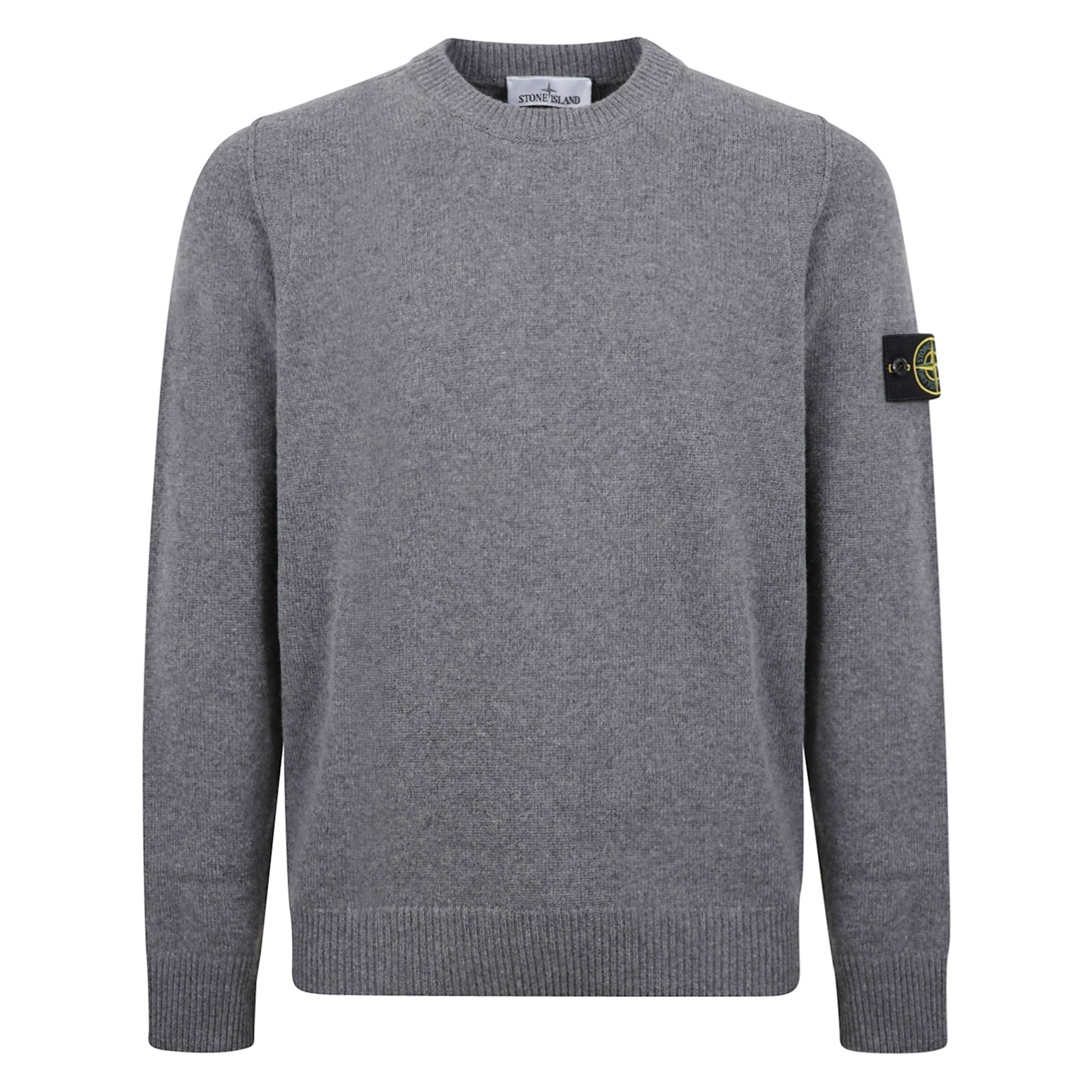 Maglione girocollo con vestibilitÃ  regolare. scollo, polsini e fondo a coste. cuciture rialzate nel giromanica. badge con logo stone island applicato sulla manica sinistra.