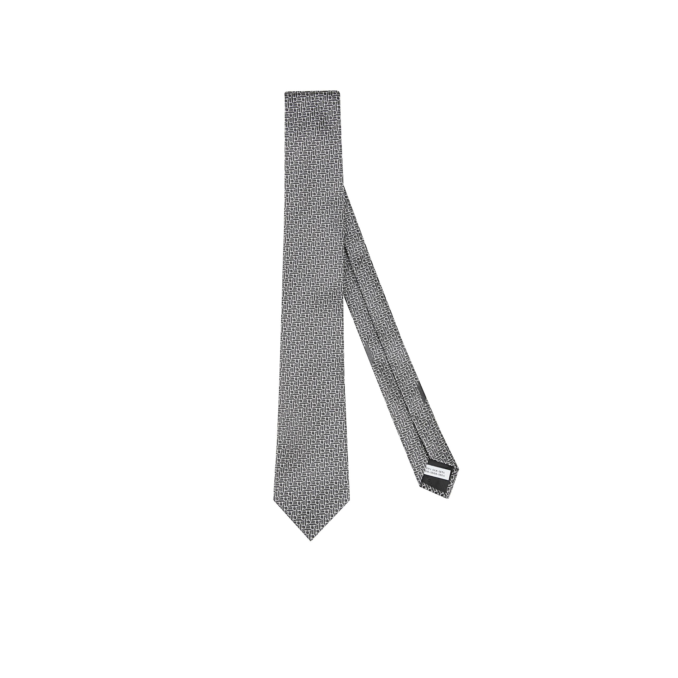 Cravatta in seta con disegno jacquard con trama diagonale che richiama il motivo regimental