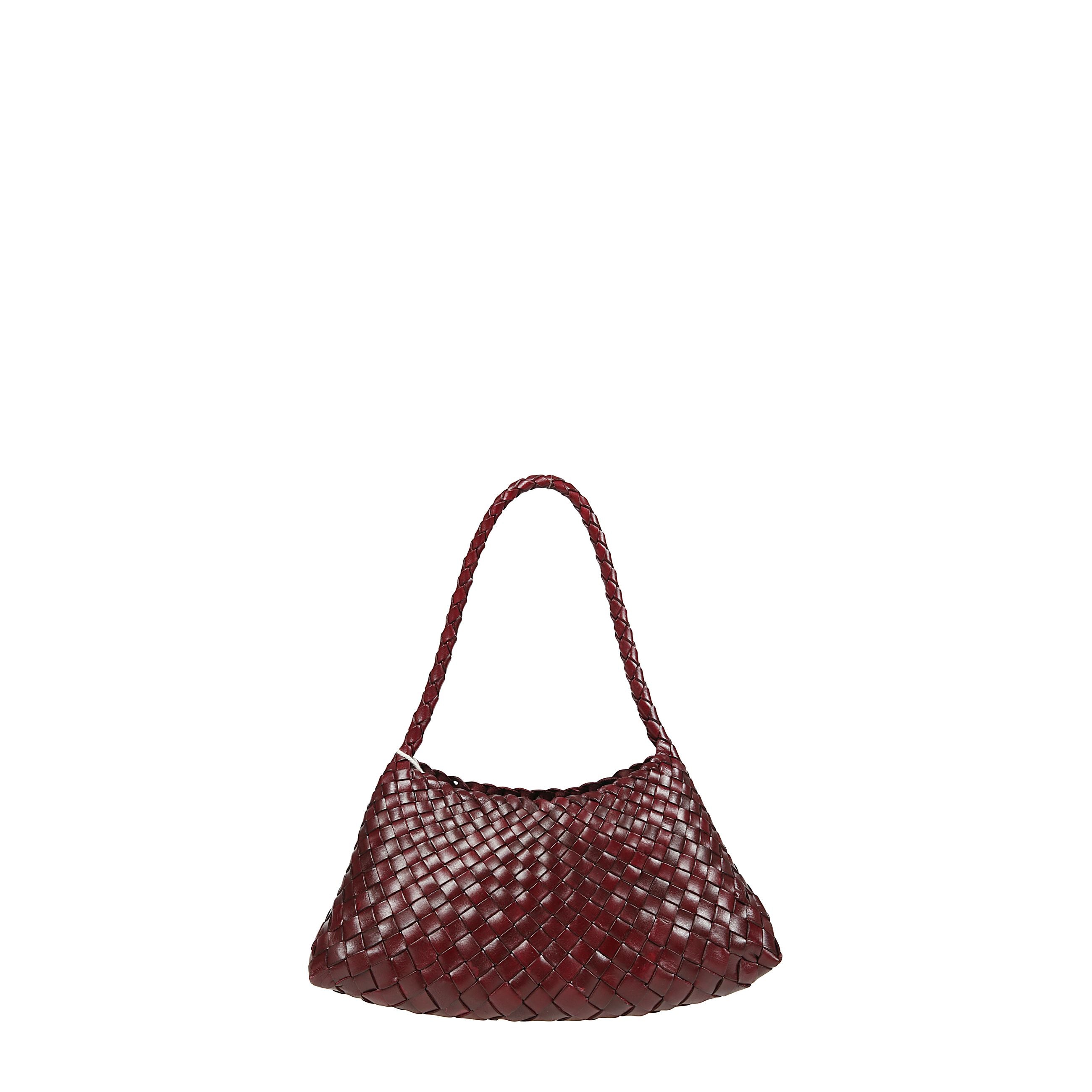 Rosanna mini di dragon diffusion. borsa a spalla con corpo a baguette. design in pelle intrecciata a mano. manici superiori in pelle intrecciata.