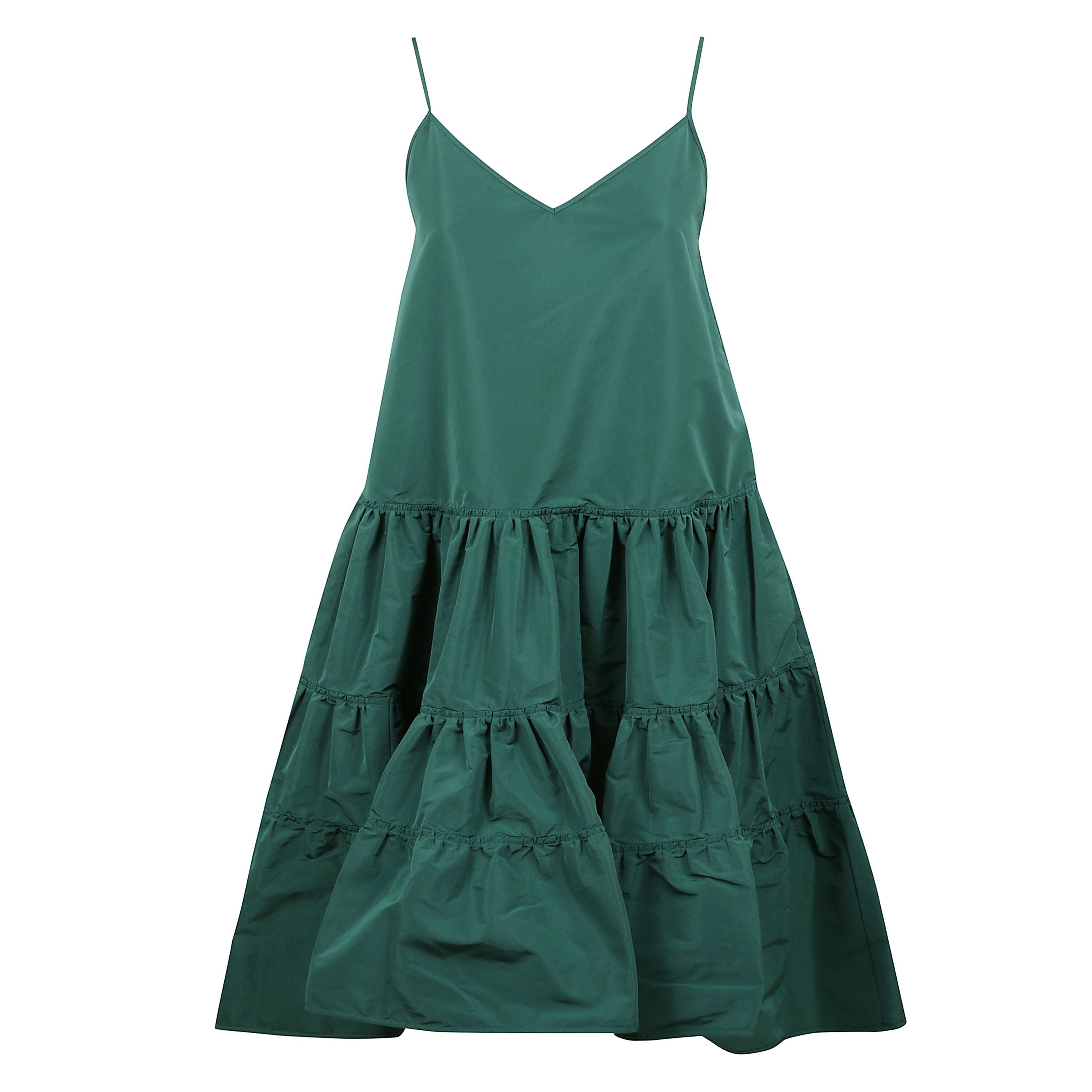 Questo abito lungo realizzato in popeline di cotone lucido, presenta una silhouette fluida con spalline sottili, scollo a v e una costruzione a balze ampie che donano movimento e leggerezza alla figura.