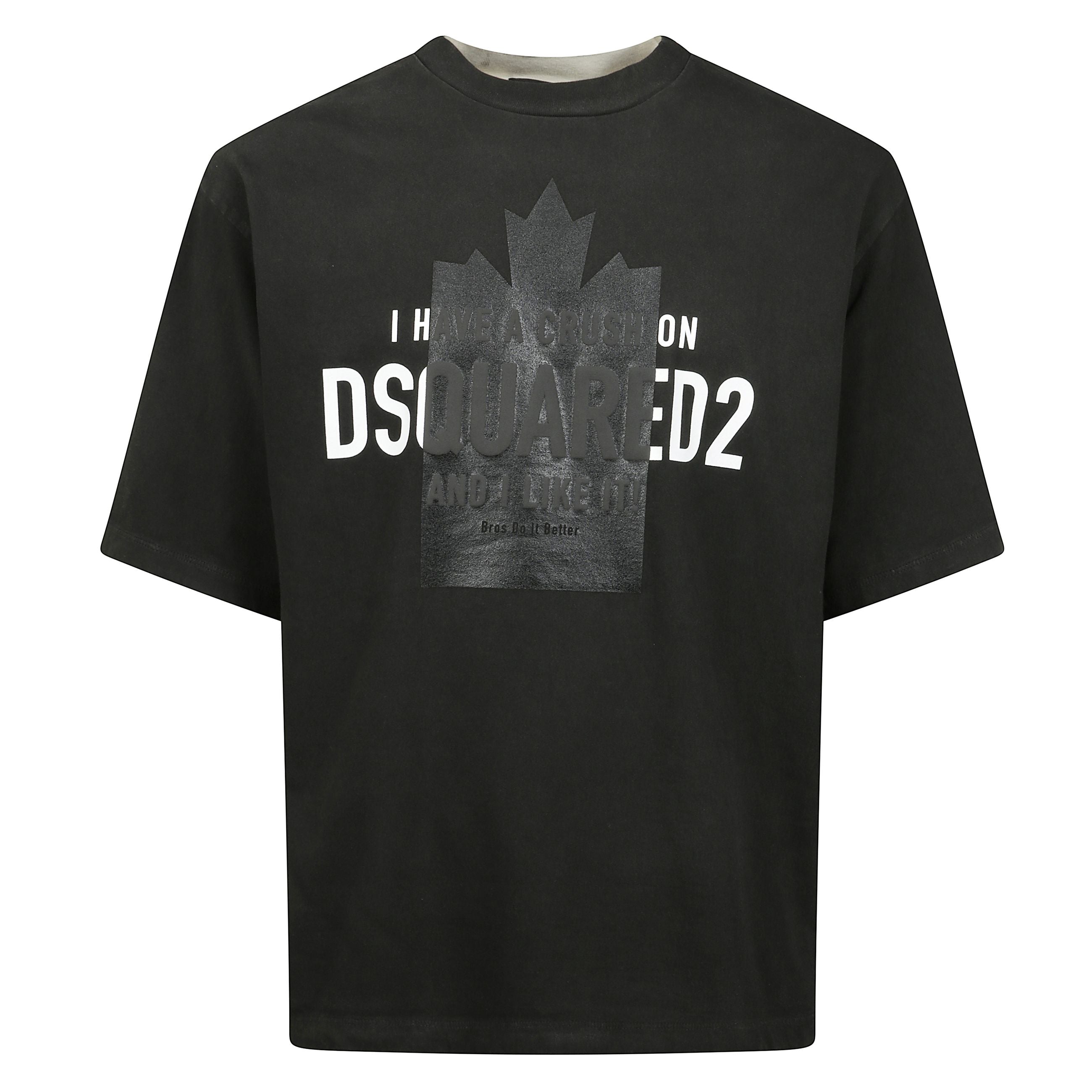 T-shirt girocollo dalla vestibilitÃ  loose. realizzata in morbido jersey di cotone, Ã¨ rifinita con maxi stampa lettering e la foglia dâacero che celebra le nostre origini canadesi.