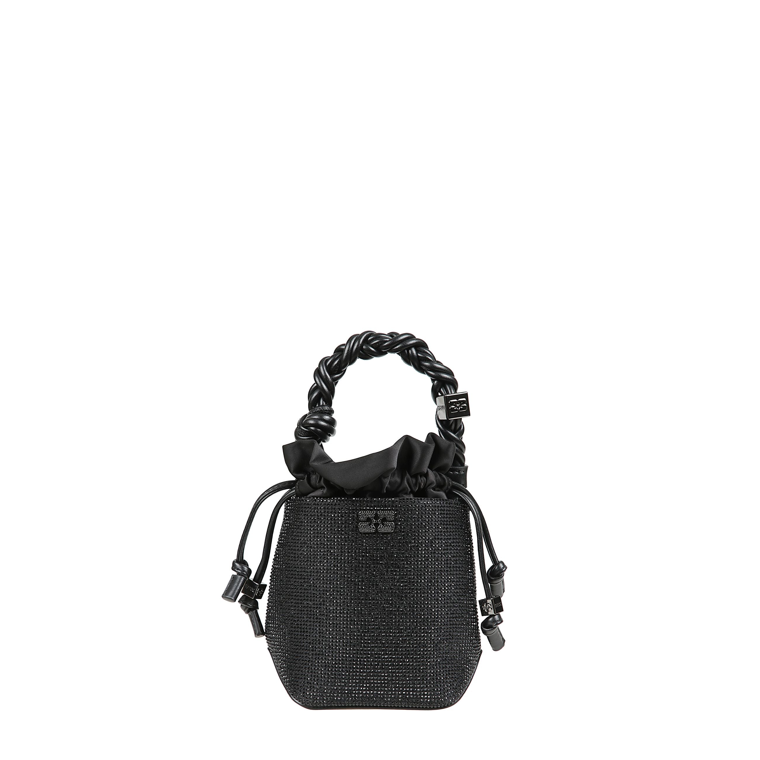 Ganni bou bucket mini decorata con strass tono su tono, presenta un manico superiore intrecciato con nodo intrecciato, un dado metallico con il logo ganni e la farfalla incisi e una catena rimovibile color argento con i loghi metallici ganni butterfly. la