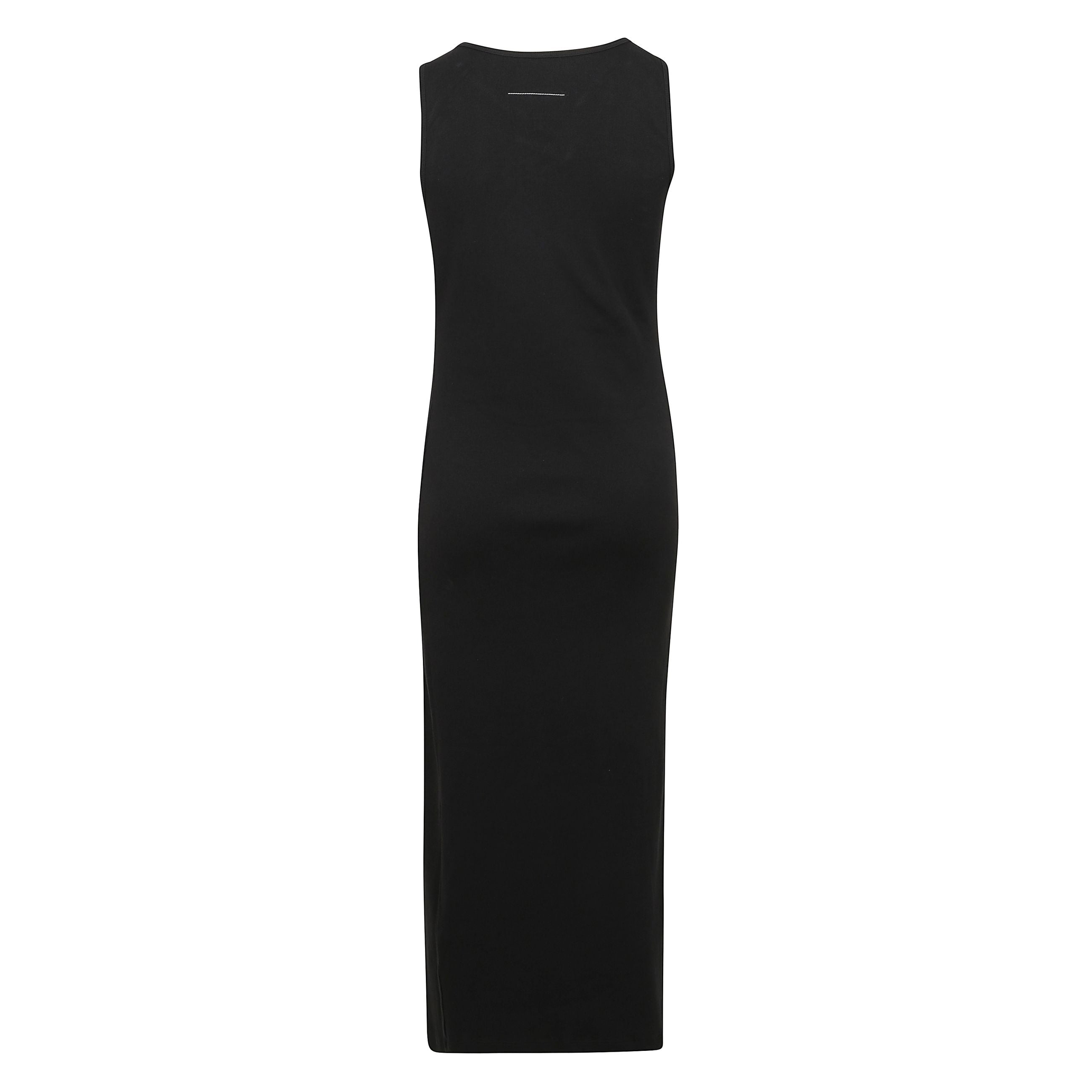 Realizzato in italia in un raffinato misto cotone, questo abito midi si distingue per il design a coste e il pannello sovrapposto che dona movimento e modernitÃ  alla silhouette. caratterizzato da uno scollo rotondo, assenza di maniche e dettagli plissett