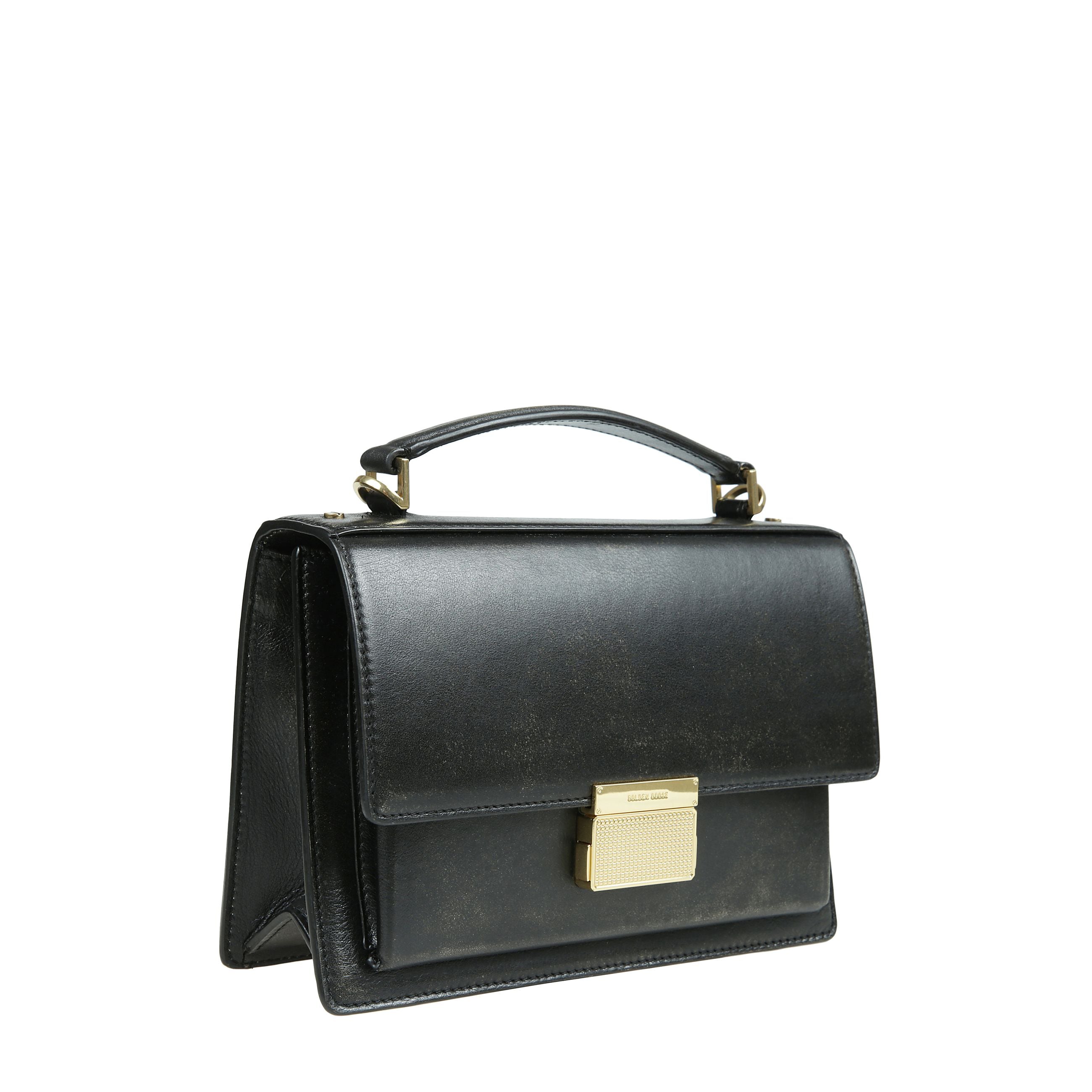 Funzionale ma sofisticata, la venezia bag Ã¨ una dichiarazione di eleganza veneziana, che invita a portare con sÃ© un pezzo della sua anima, ovunque. in pelle distressed di colore nero, questo modello si caratterizza per la chiusura con fibbia dorata e pe