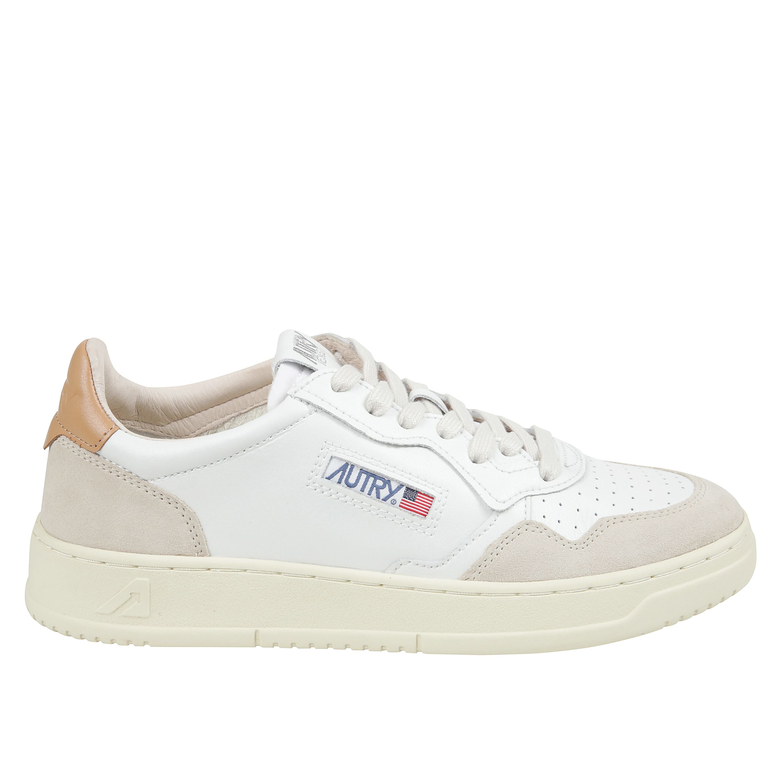 Le medalist low di autry sono un capolavoro dello streetwear contemporaneo. realizzate in morbido suede e pregiata pelle bovina, queste sneakers sono il modello perfetto per esprimersi al massimo. la tonalitÃ  del beige a contrasto col bianco aggiunge un 