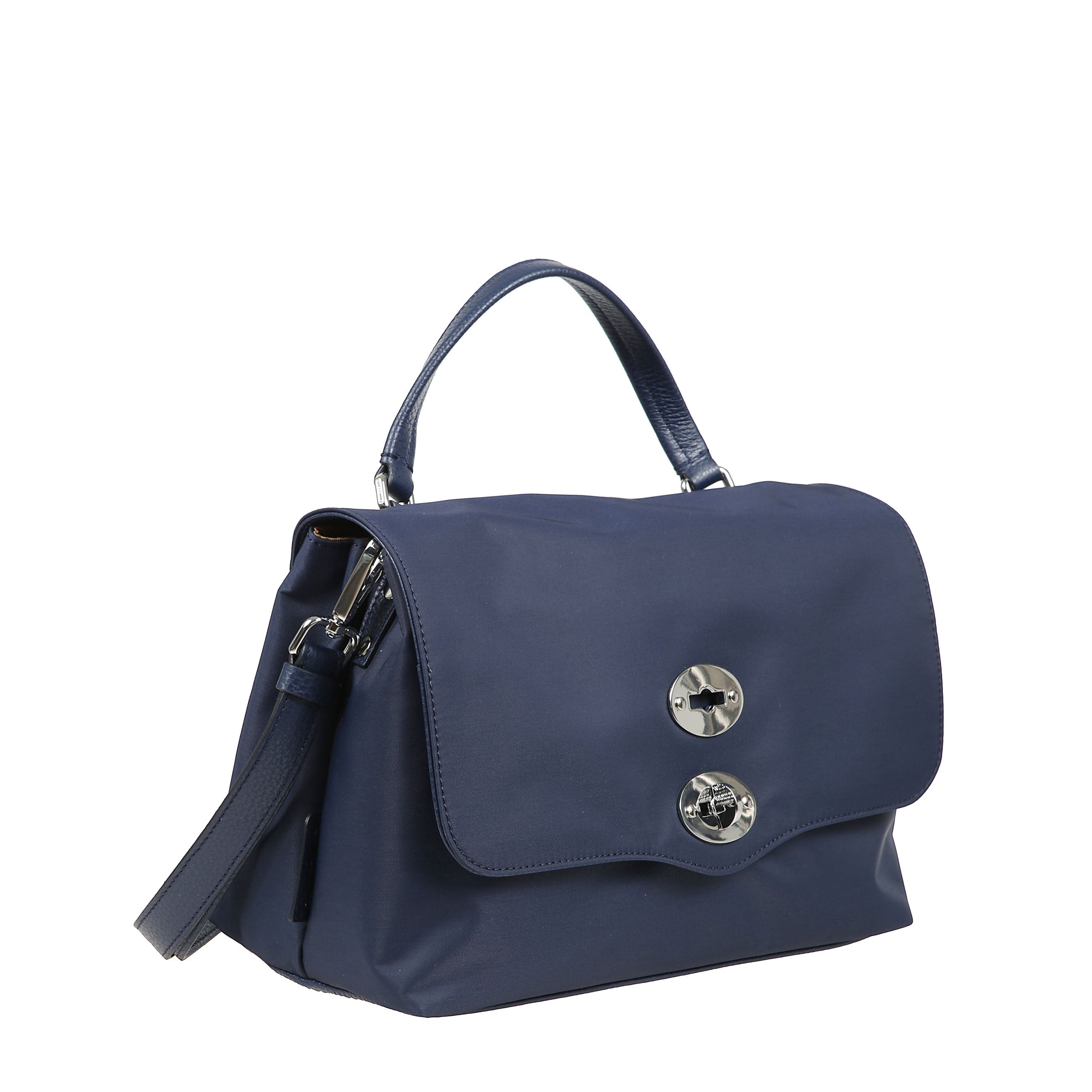 Borsa a mano in nylon con dettagli hardware in argento, un manico superiore e una tracolla rimovibile in pelle, una chiusura turn-lock, un doppio scomparto interno in contrasto colore e una tasca laterale con zip.