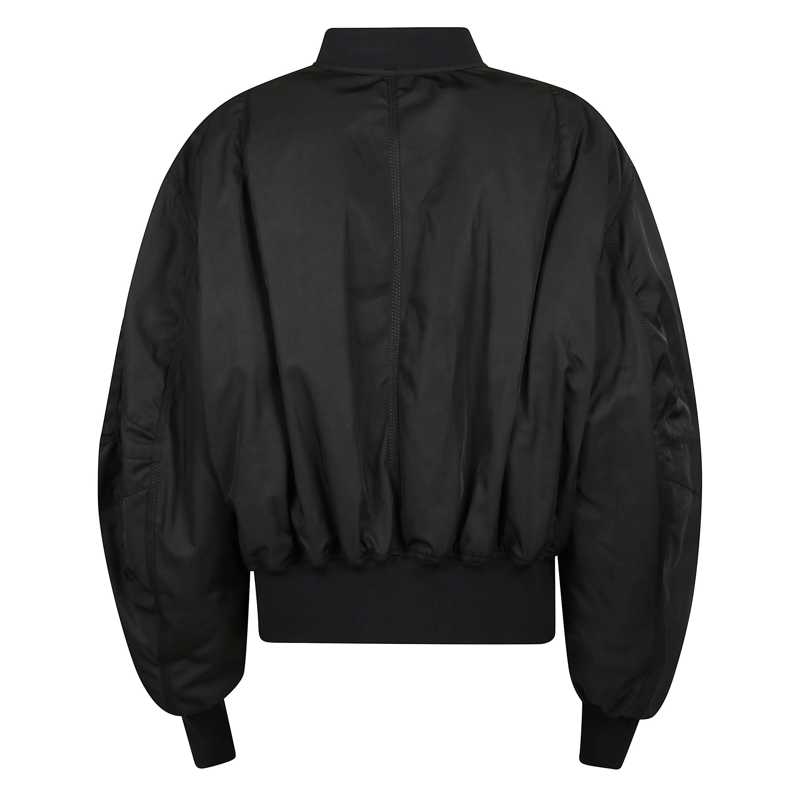 Bomber in nylon con silhouette oversize. collo, polsi e orlo a costine. chiusura frontale con zip. tasca applicata con zip sulla manica sinistra e tasche laterali sul fronte. cucitura verticale decorativa sul retro.