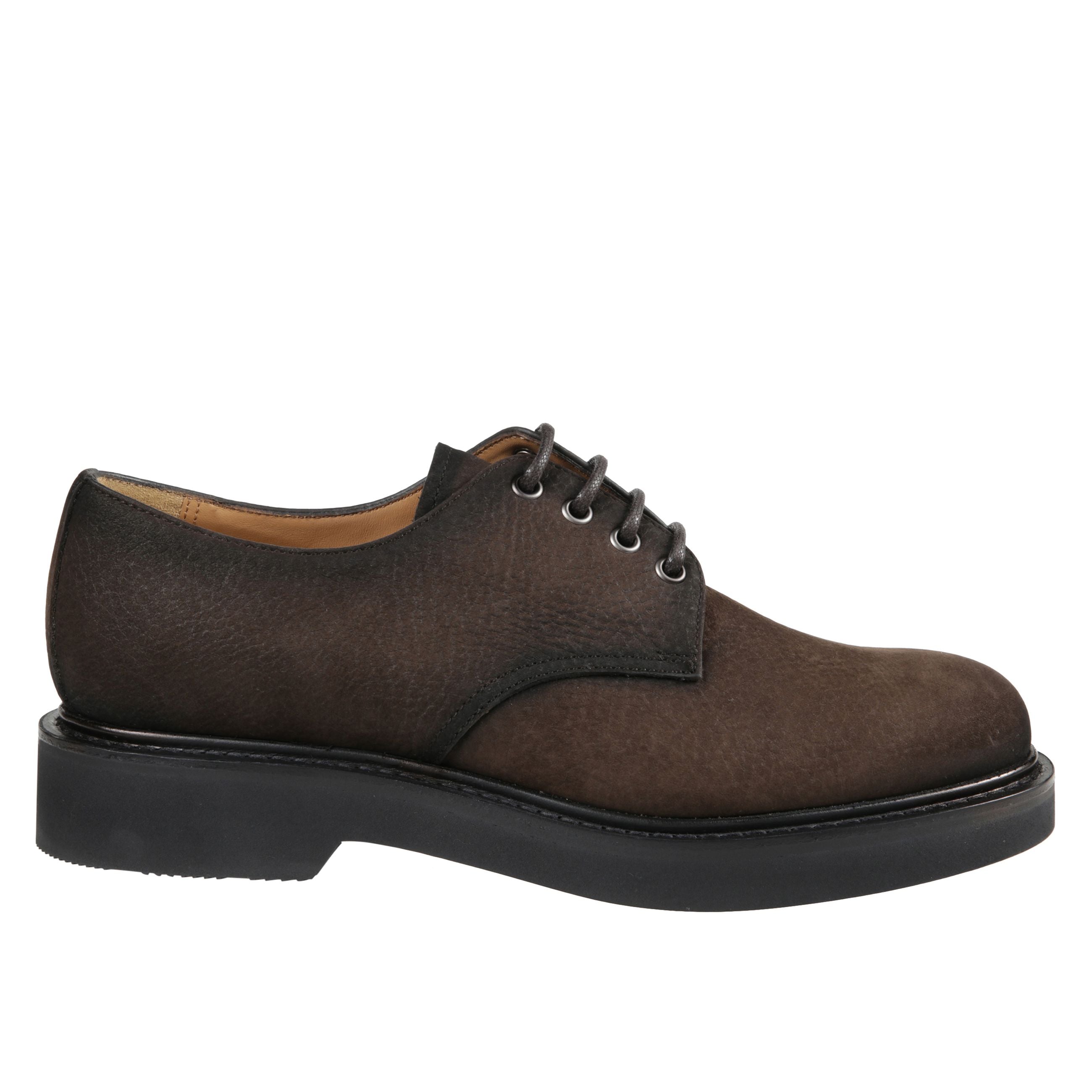 Lymm derby un classico rivisitato. realizzate in una raffinata pelle scamosciata, la chiusura con lacci frontale e la punta arrotondata assicurano una calzata confortevole e una silhouette sempre impeccabile.