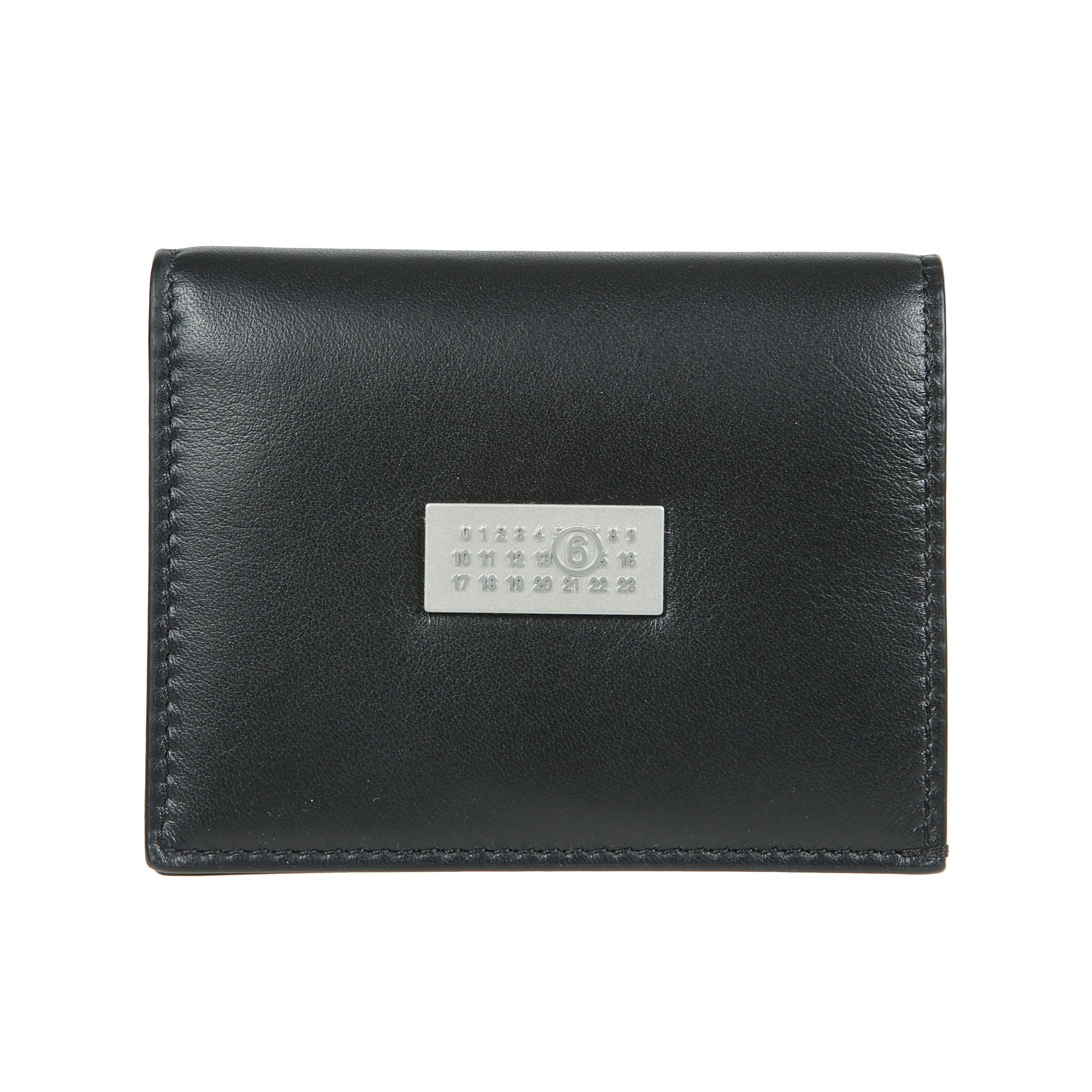 Portafoglio piccolo realizzato in pelle naturale con chiusura a scatto e tasca portamonete con zip, scomparti per carte e compartimento per banconote.