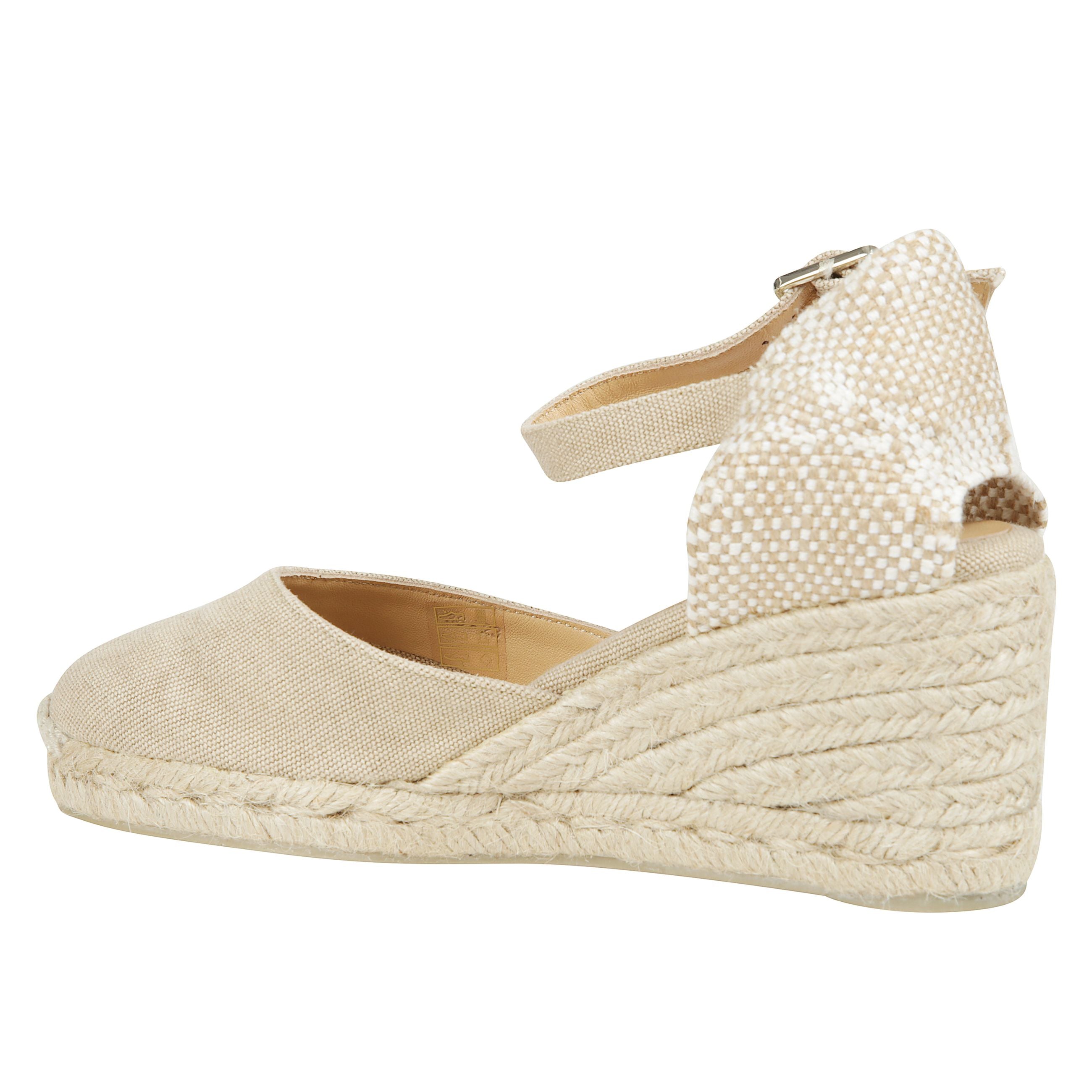 Espadrilla carol in cotone organico lavato con chiusura a cinturino, soletta imbottita e zeppa in juta di 7 cm.
