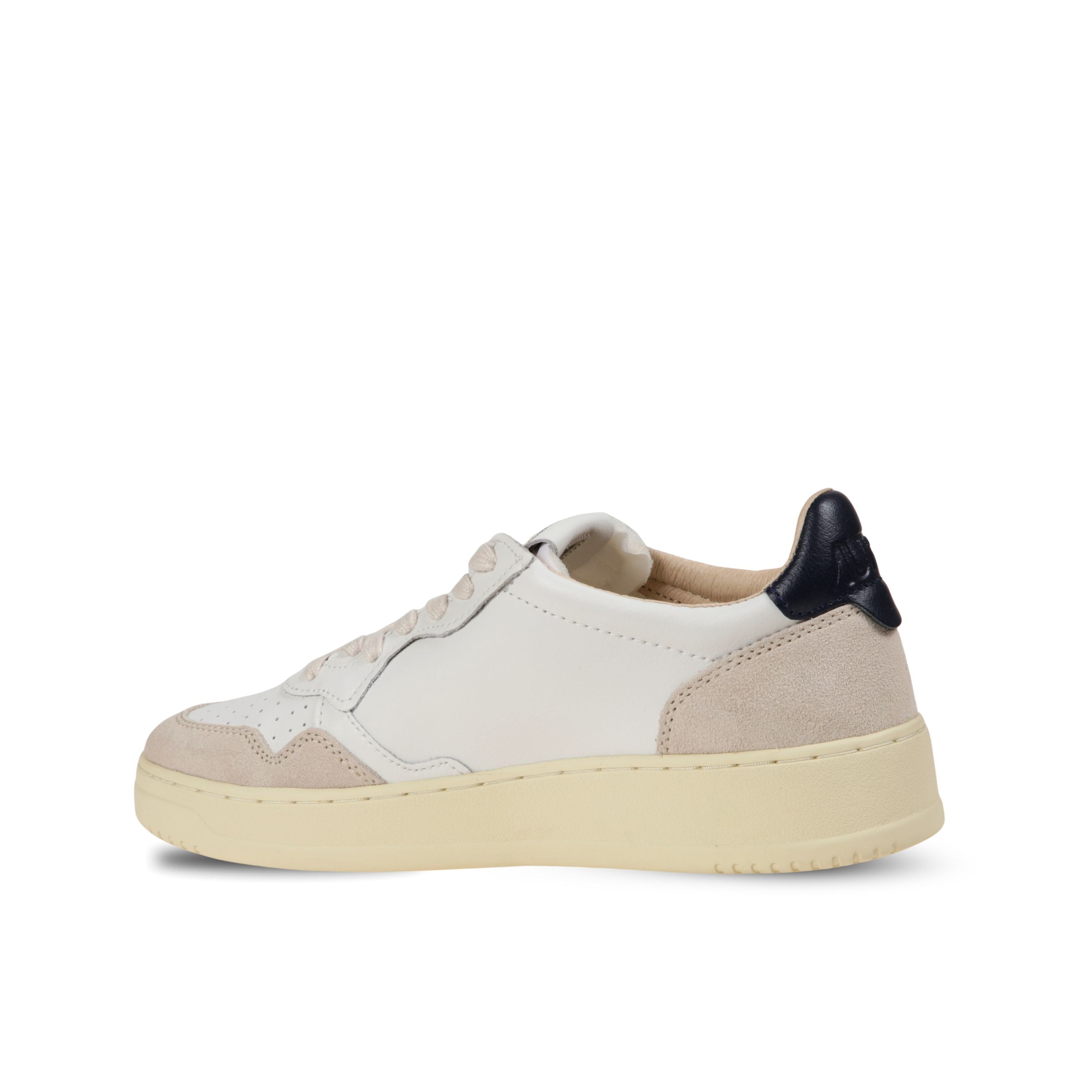 Sneakers autry medalist low. design in pelle con microfori sul davanti ed inserti in suede. talloncino in pelle a contrasto.