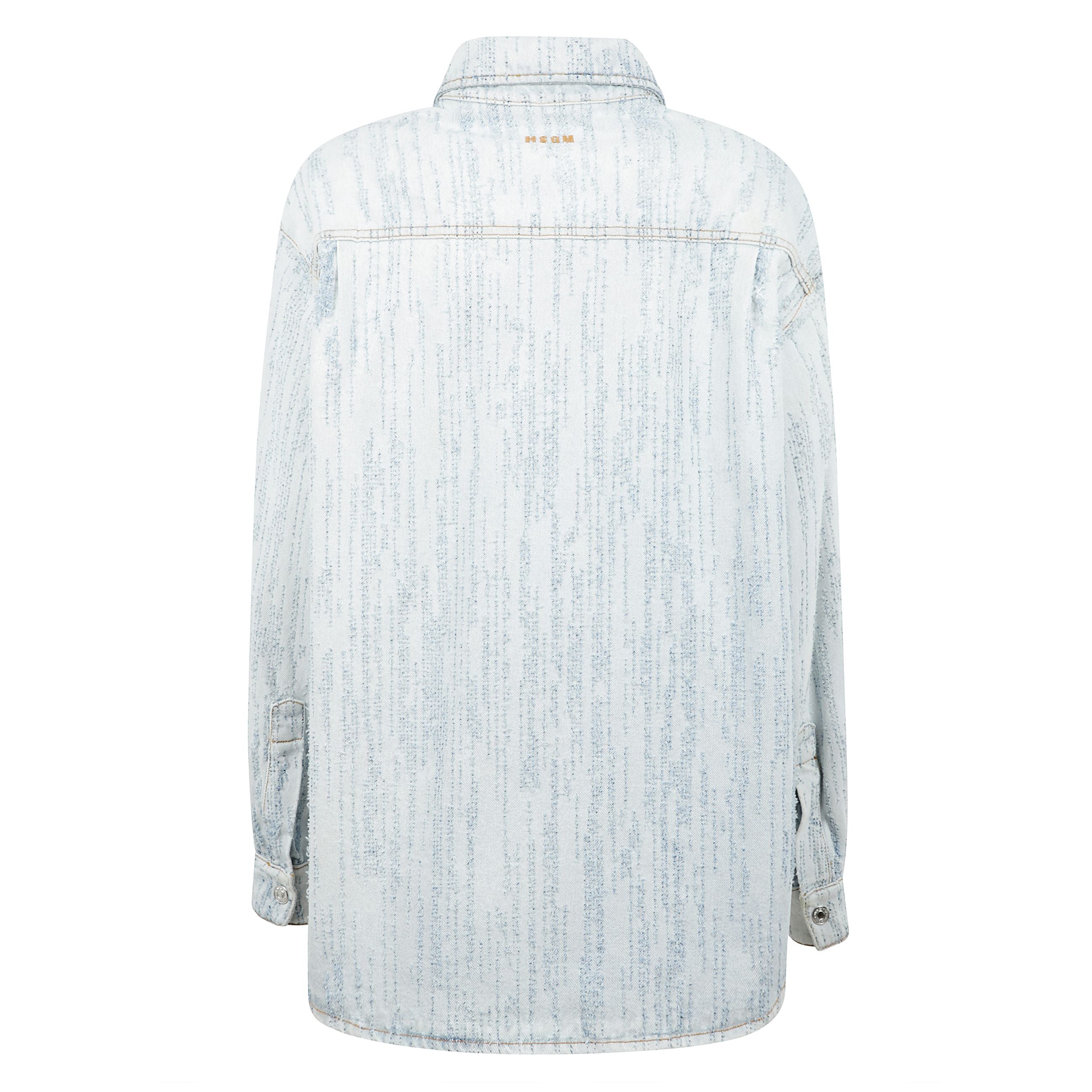 Camicia in denim di cotone slavato effetto destroyed con logo ricamato in contrasto di colore sul retro. colletto classico e chiusura anteriore con bottoni metallici. maniche lunghe con polsini e bottoni. orlo stondato. vestibilitÃ  regular.