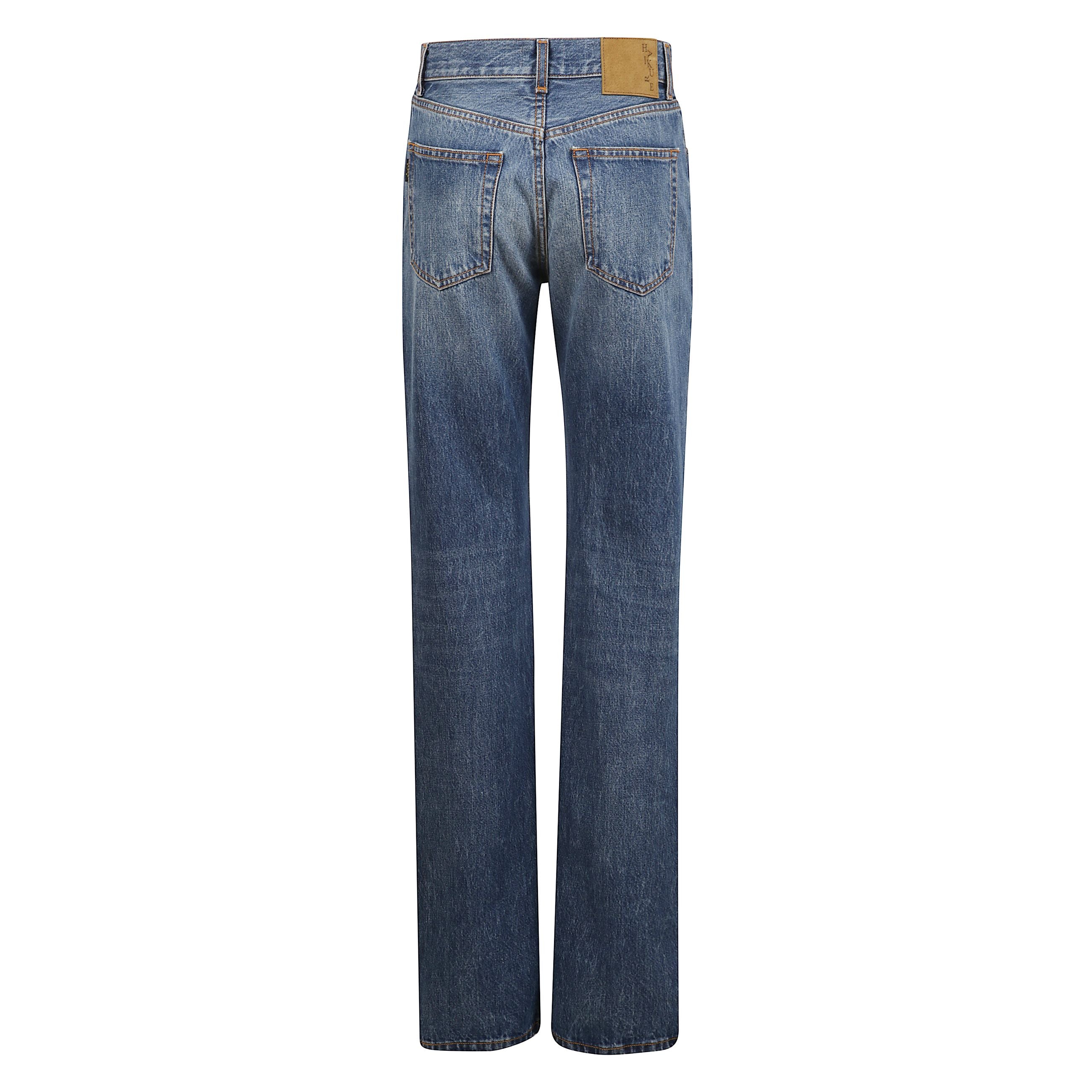 Jeans in denim. vita alta e orlo dritto. modello a cinque tasche. chiusura con bottone e cerniera.