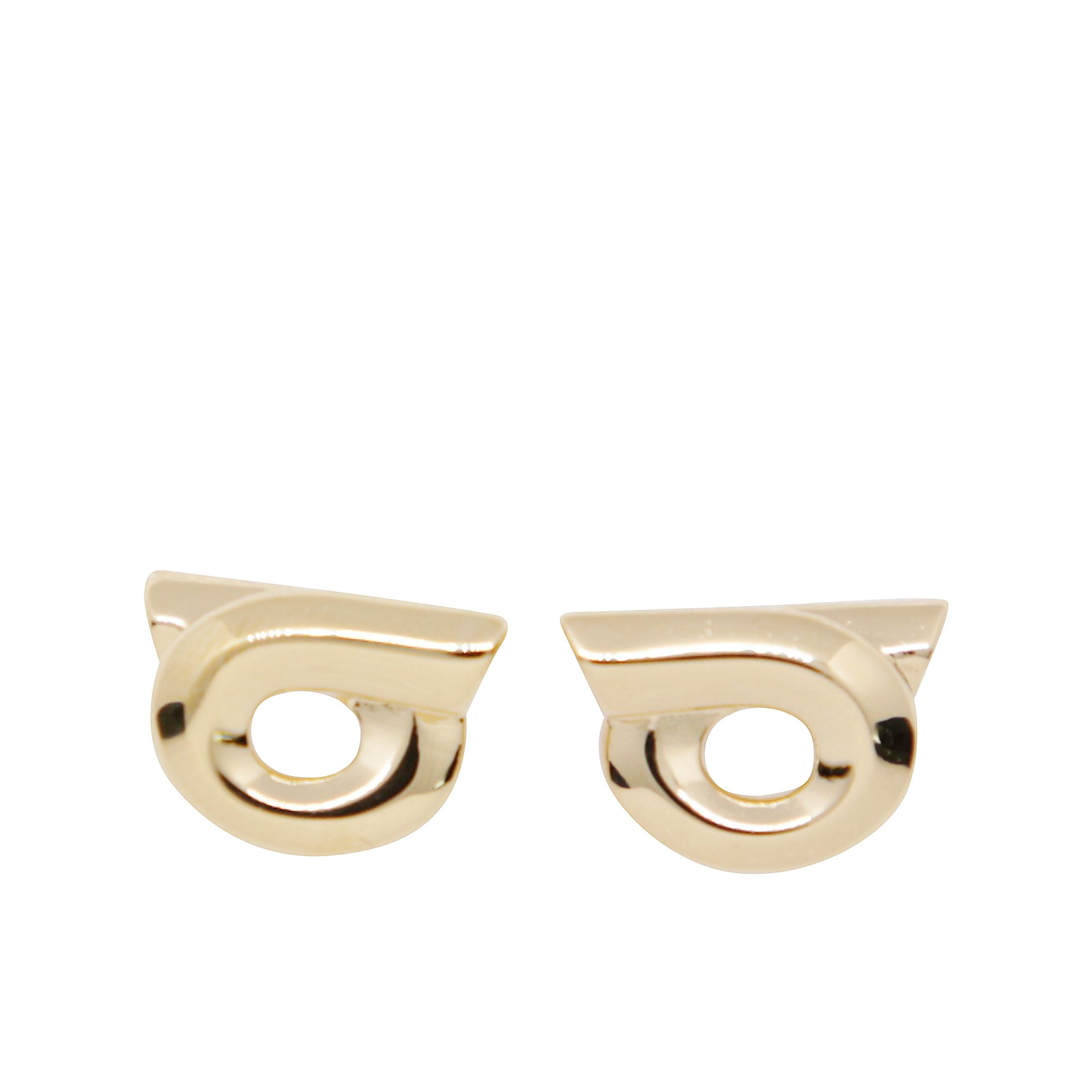 Orecchini ferragamo ridisegnano la silhouette gancini con una linea fluida, dando vita a un design elegante, perfetto con i tuoi jeans o abiti in seta preferiti.