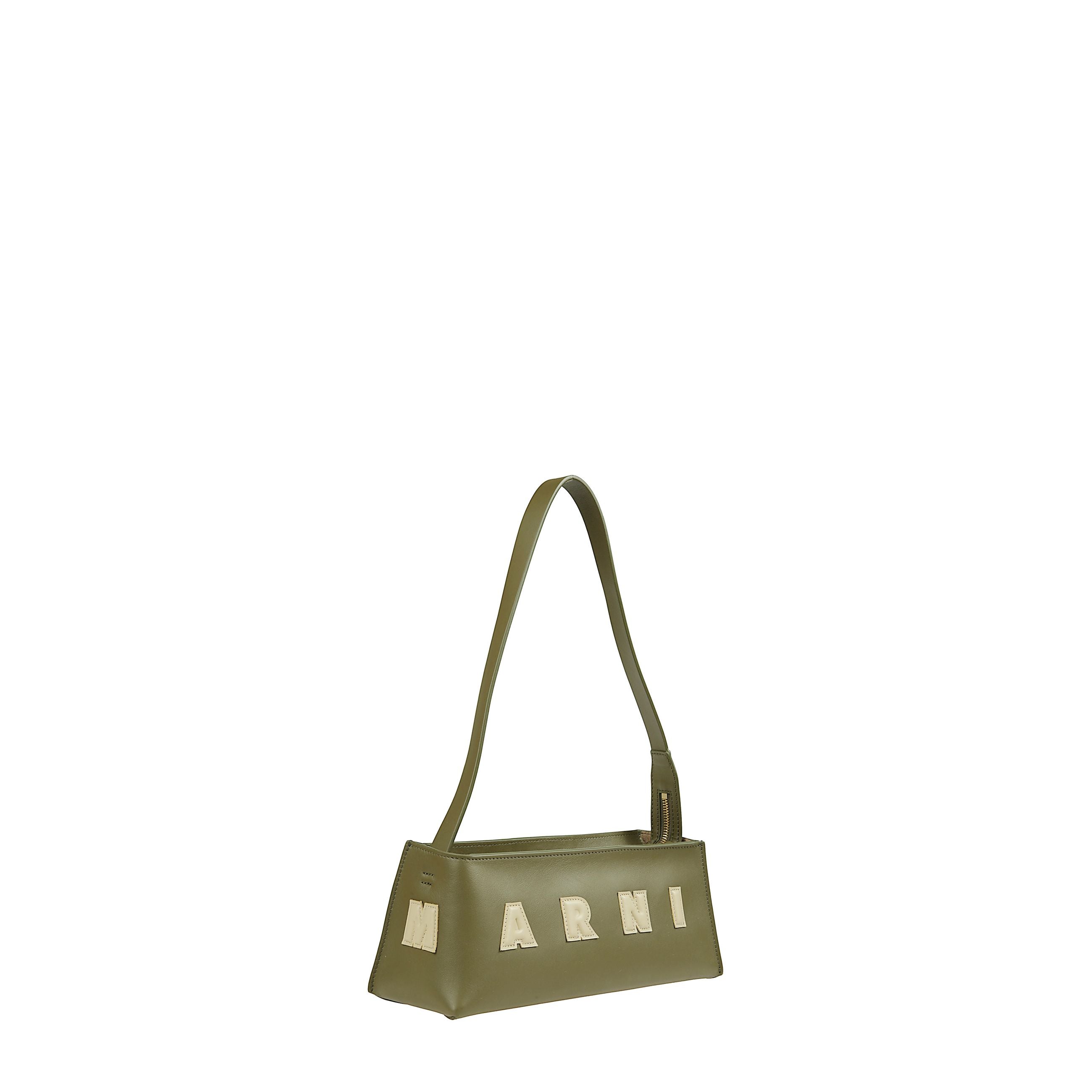 Borsa a spalla rettangolare di misura media, caratterizzata da patta frontale con chiusura magnetica oversize e base sagomata su fronte e retro. dotata di scomparto interno con tasca, tracolla regolabile e removibile con fibbia.