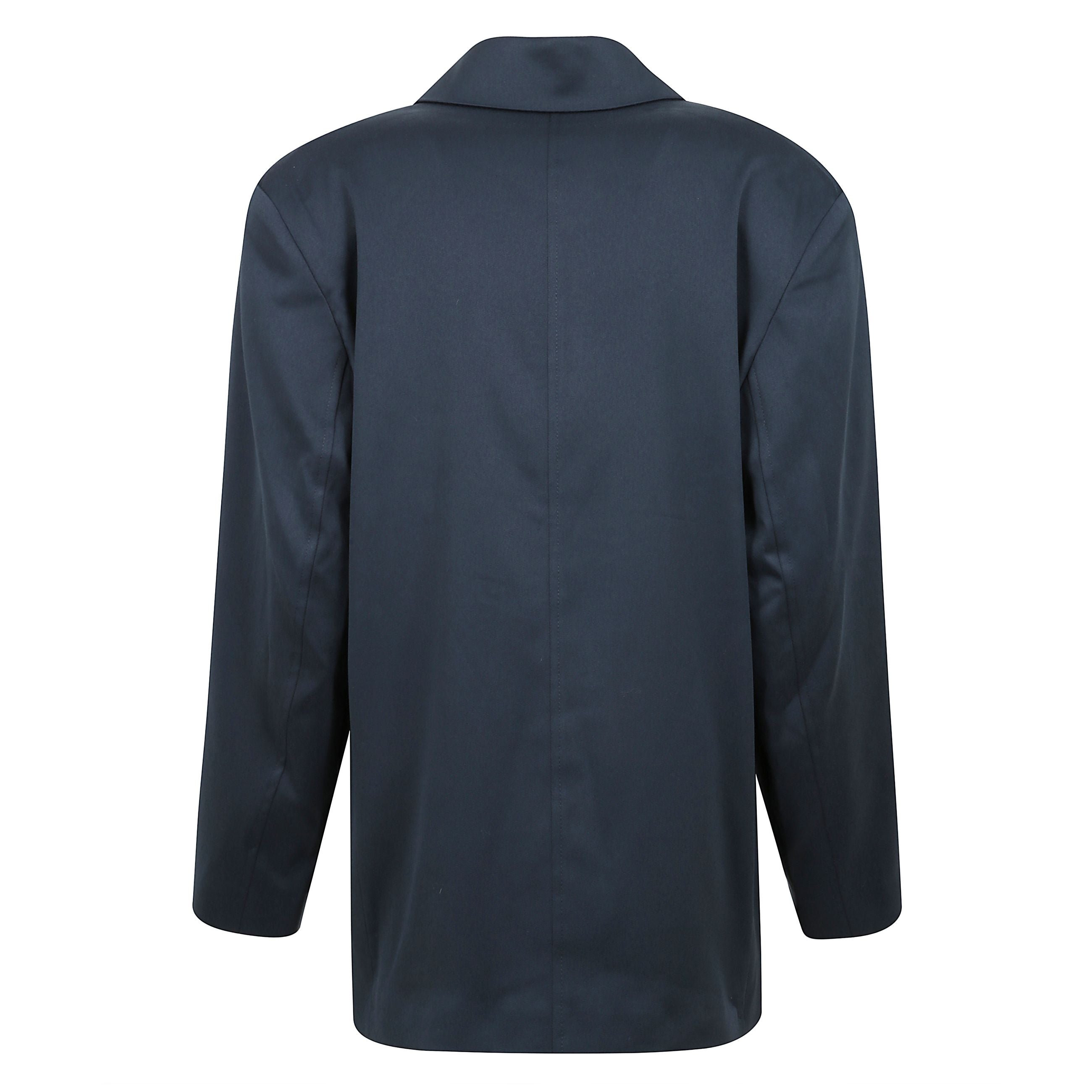 Blazer oversize con spalline, chiusura doppiopetto con bottoni, tasca a filetto sul petto e due tasche a filetto frontali