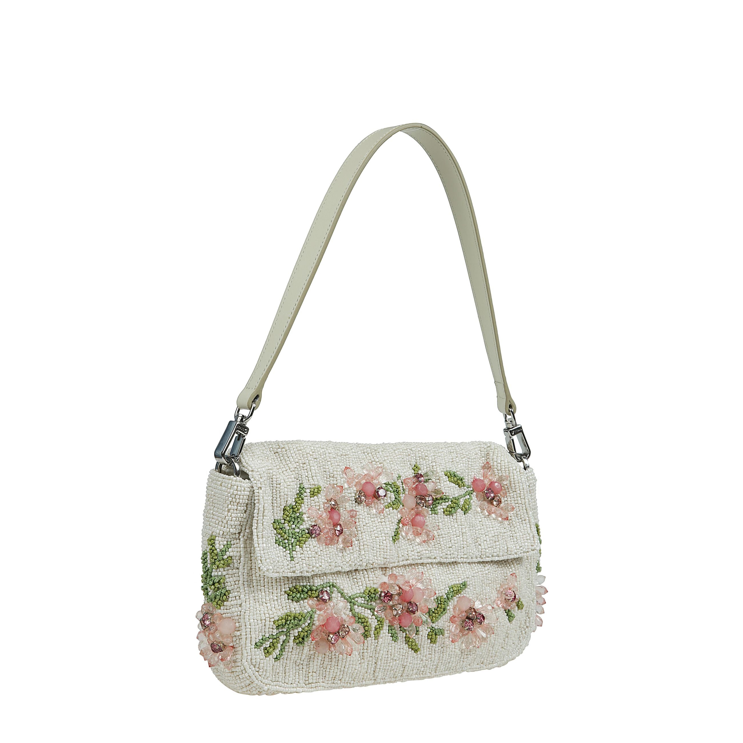 Borsa rettangolare di colore nero con battente nella parte superiore a chiusura magnetica, tracolla rimovibile, decorazione in coralli e paillette, motivo floreale.