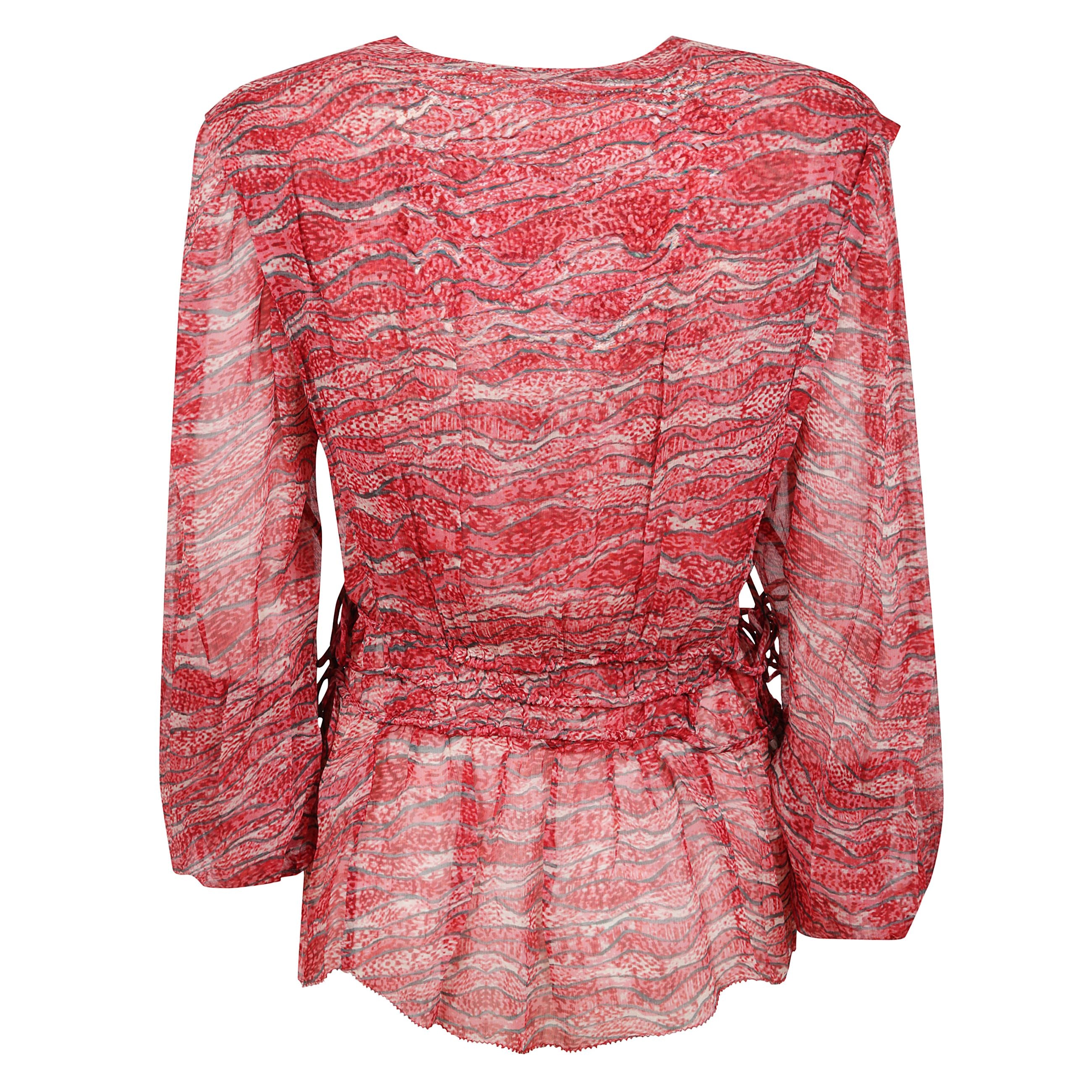 Top axeline rosso, finitura in rilievo, chiusura frontale con abbottonatura, stampa a zig zag, scollo a v, dettaglio con ruches, maniche bishop, vita con coulisse, orlo dritto