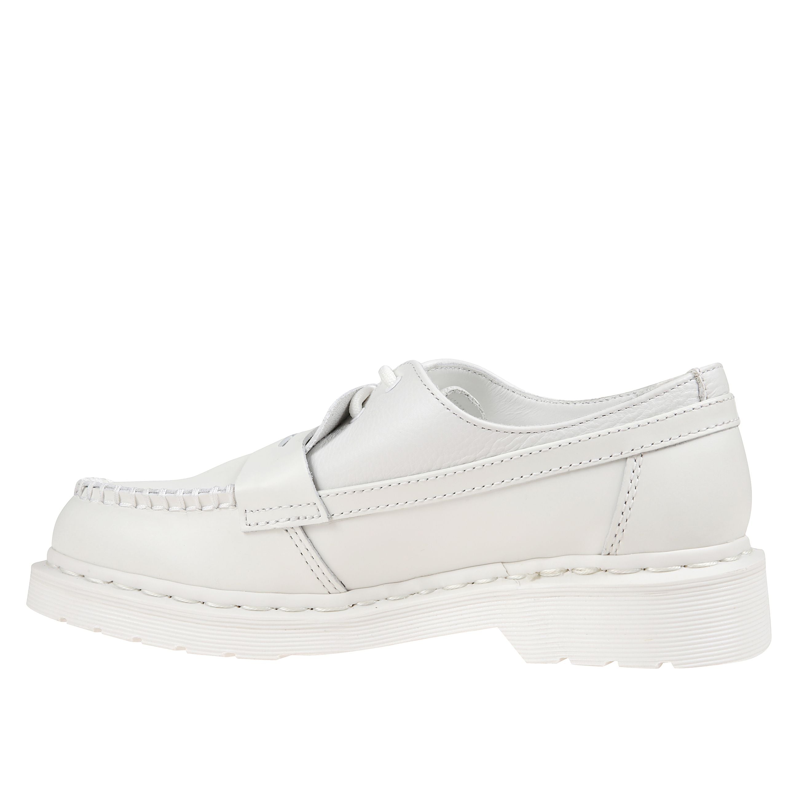 Mocassino ibrido mm6 maison margiela x dr. martens. realizzato in pelle virginia e smooth total white, con cuciture tono su tono, impunture a vista e la classica suola in gomma bouncing di dr. martens. controtallone robusto per un supporto ottimale di cav