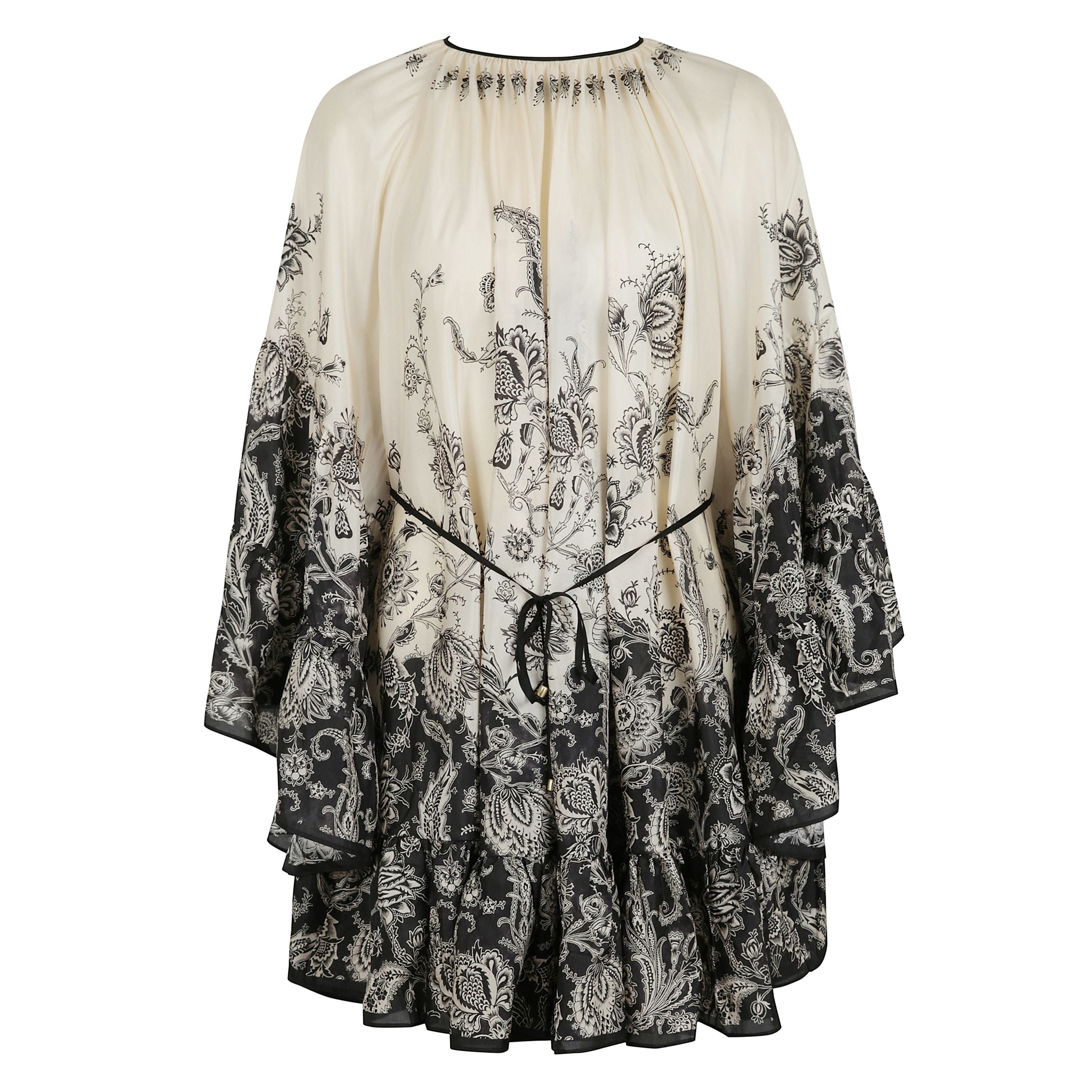Mini abito a campana rhiannon in crema e nero floreale. mini abito in seta habotai con scollo arrotondato, maniche a sbuffo e dettagli con ruches, stampato.