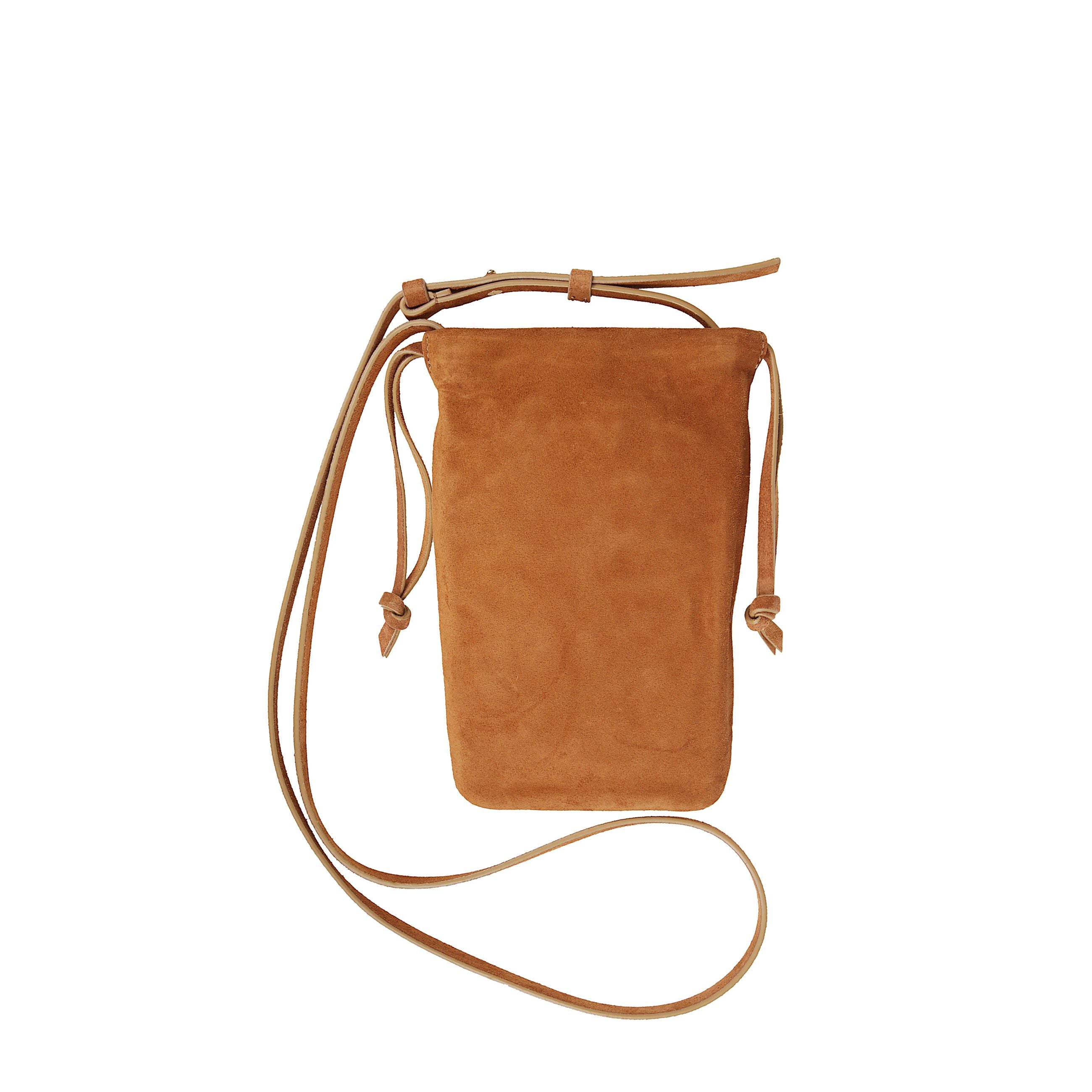 Portacellulare con tracolla regolabile. chiusura con laccio. dettaglio cuciture in contrasto e logo marni ricamato sul bordo inferiore del fronte.