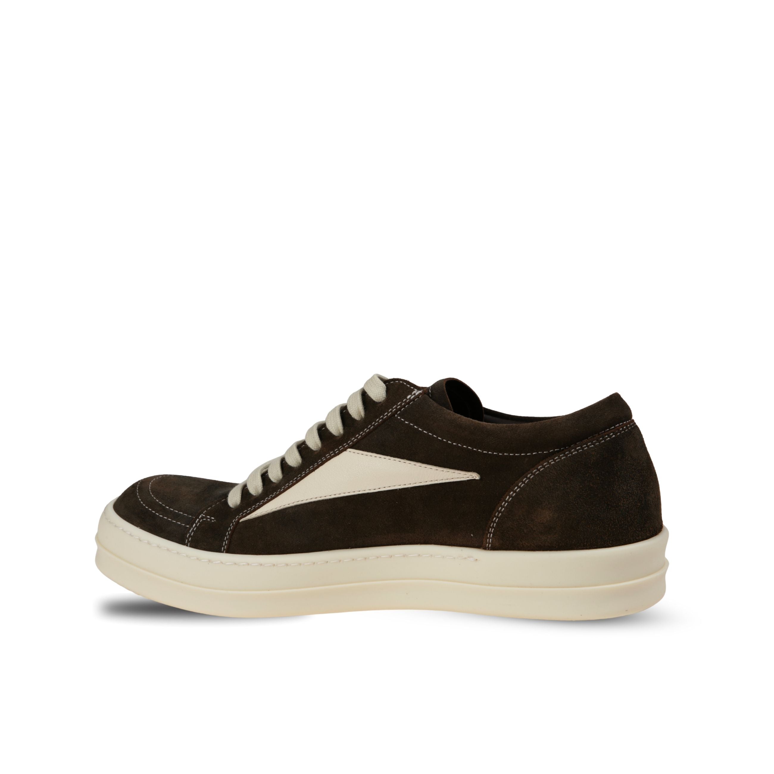Sneakers rick owens. corpo in suede con inserti laterali in pelle e cuciture in contrasto a vista.