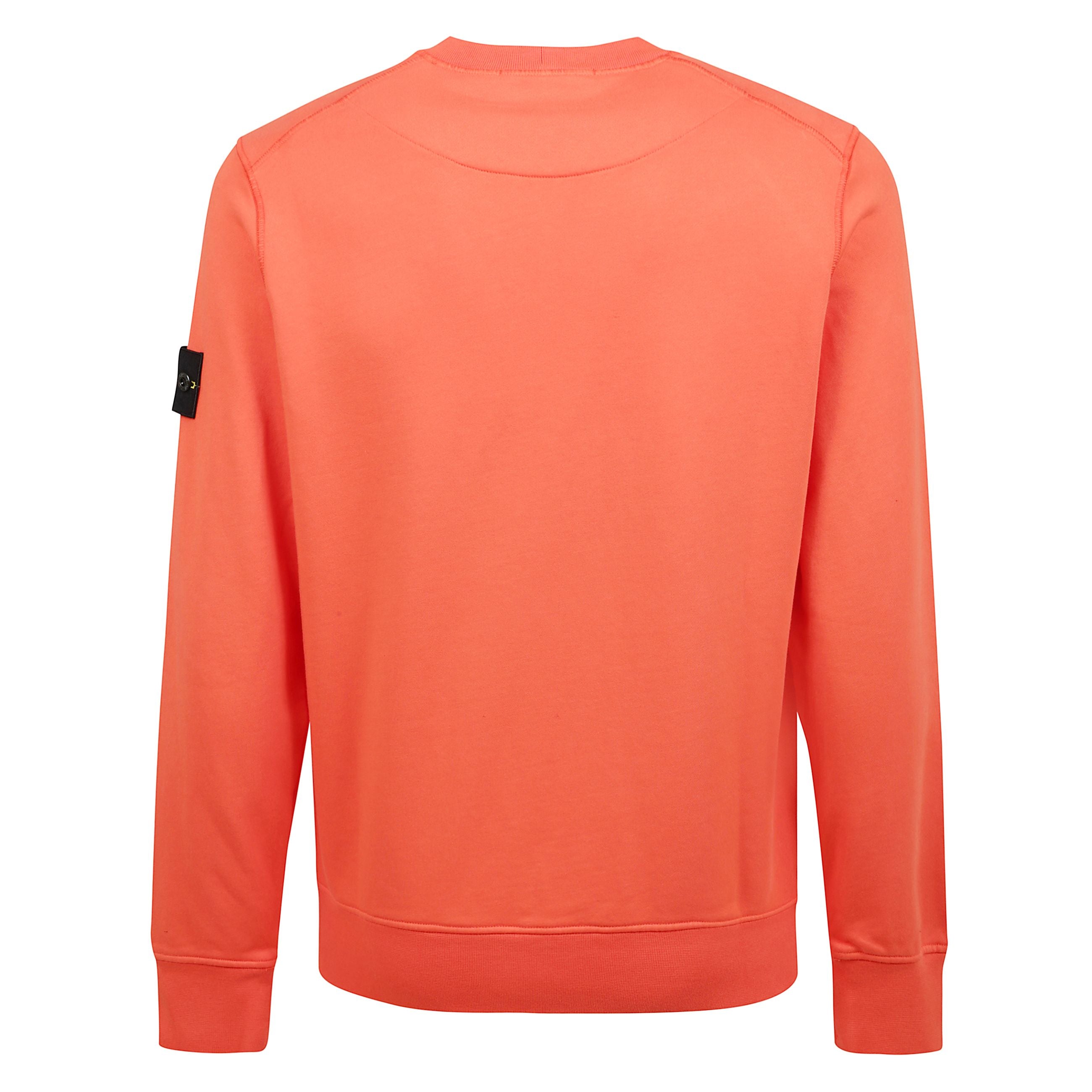 Felpa girocollo in cotone presenta orlo e polsi elasticizzati, un interno garzato, maniche lunghe e il badge stone island sulla manica sinistra.