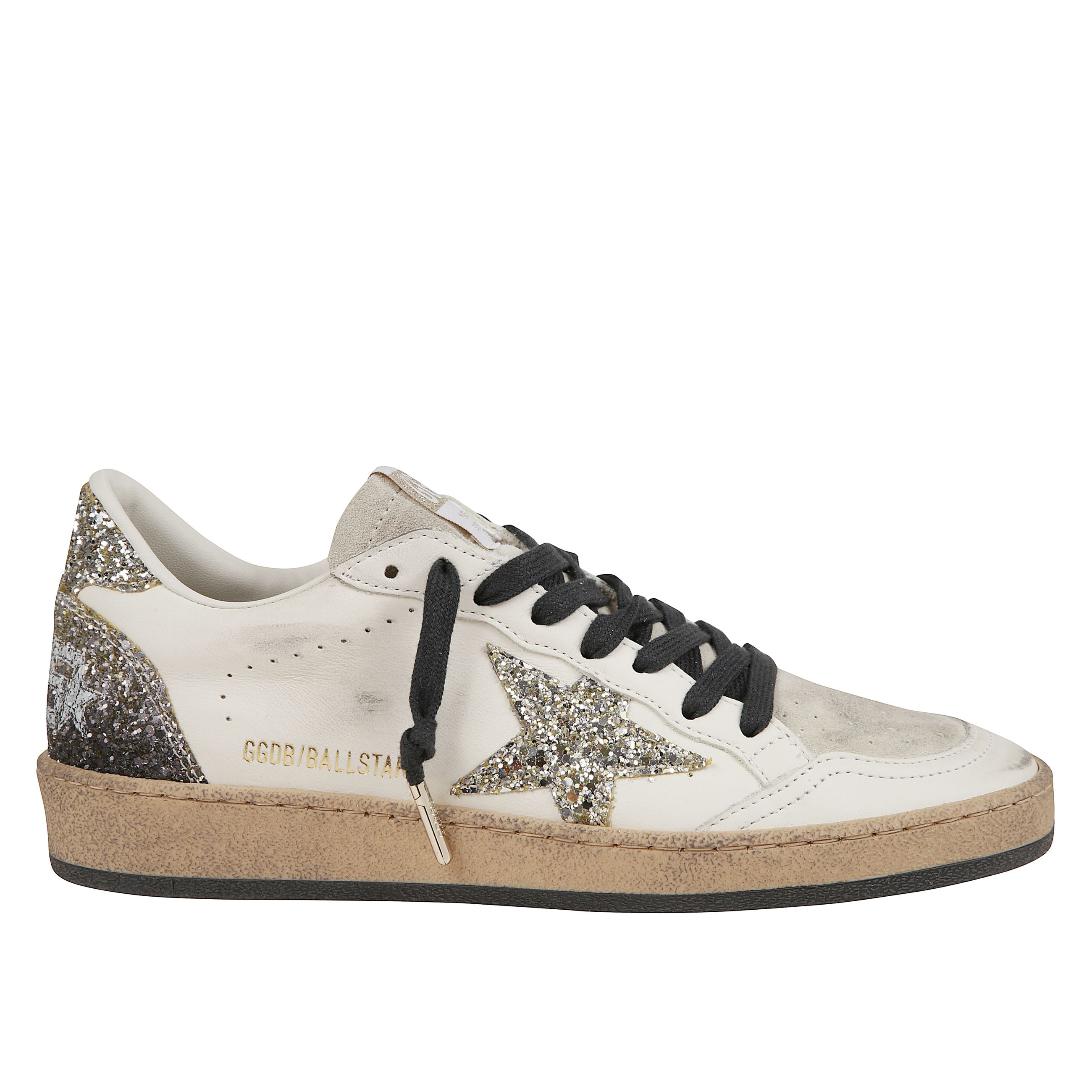 Sneaker in pelle con trattamento vintage. suola in gomma nera e lacci neri. stella in glitter argento sul lato. talloncino posteriore in glitter argento con scritta sneaker a contrasto. linguetta in suede e puntale con cappuccio in metallo.