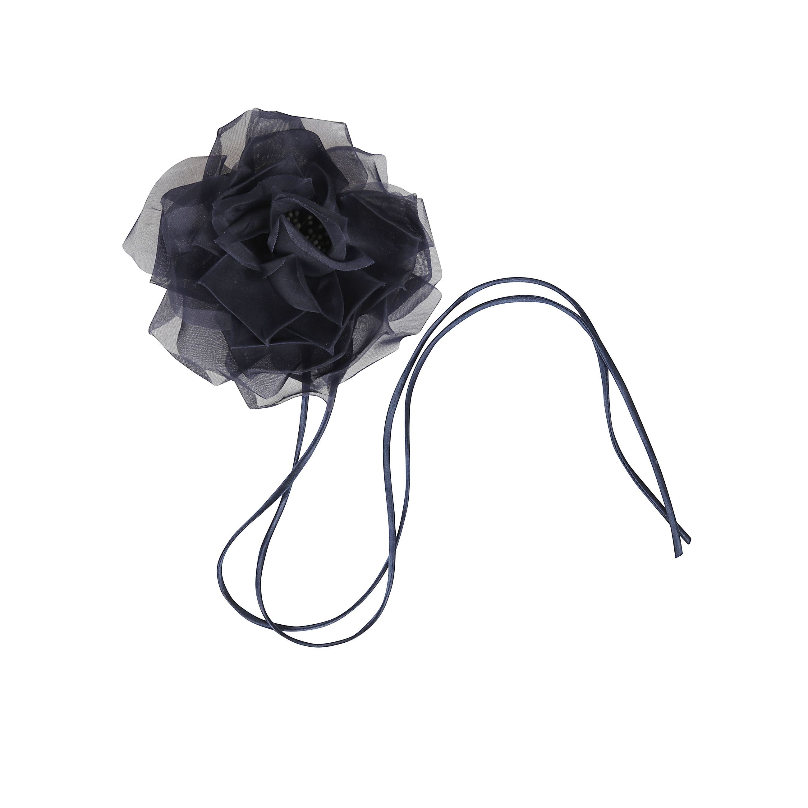 Spilla a fiore realizzata con petali in pura seta. rifinita con lacci lunghi, per indossarla anche in vita. chiusura in metallo.