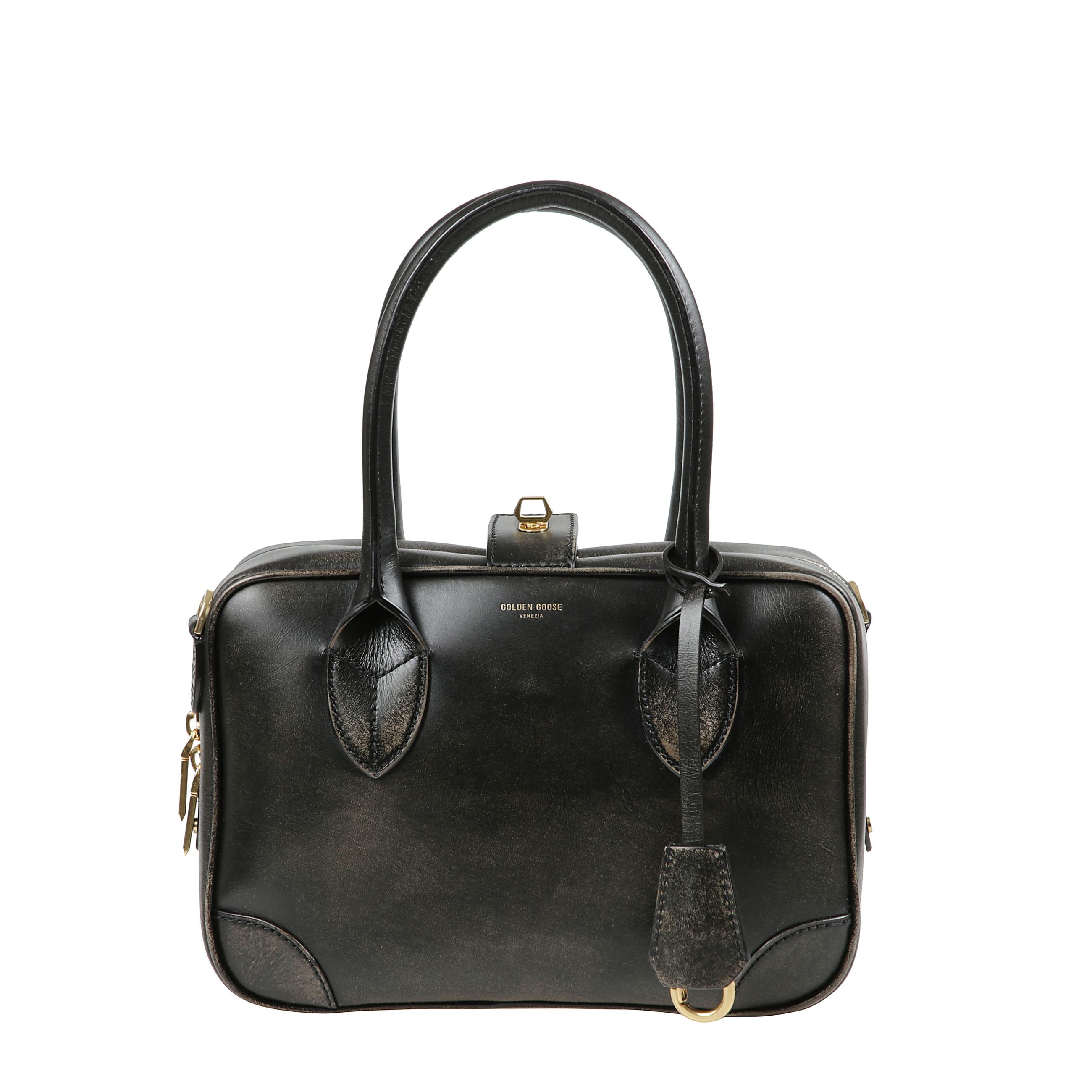 La vita bag Ã¨ un omaggio all'epoca trionfale della dolce vita e ai suoi codici estetici che comunicano il desiderio di viaggiare. in pelle distressed di colore nero, questo modello si caratterizza per la doppia chiusura: a zip con doppio cursore e a chia