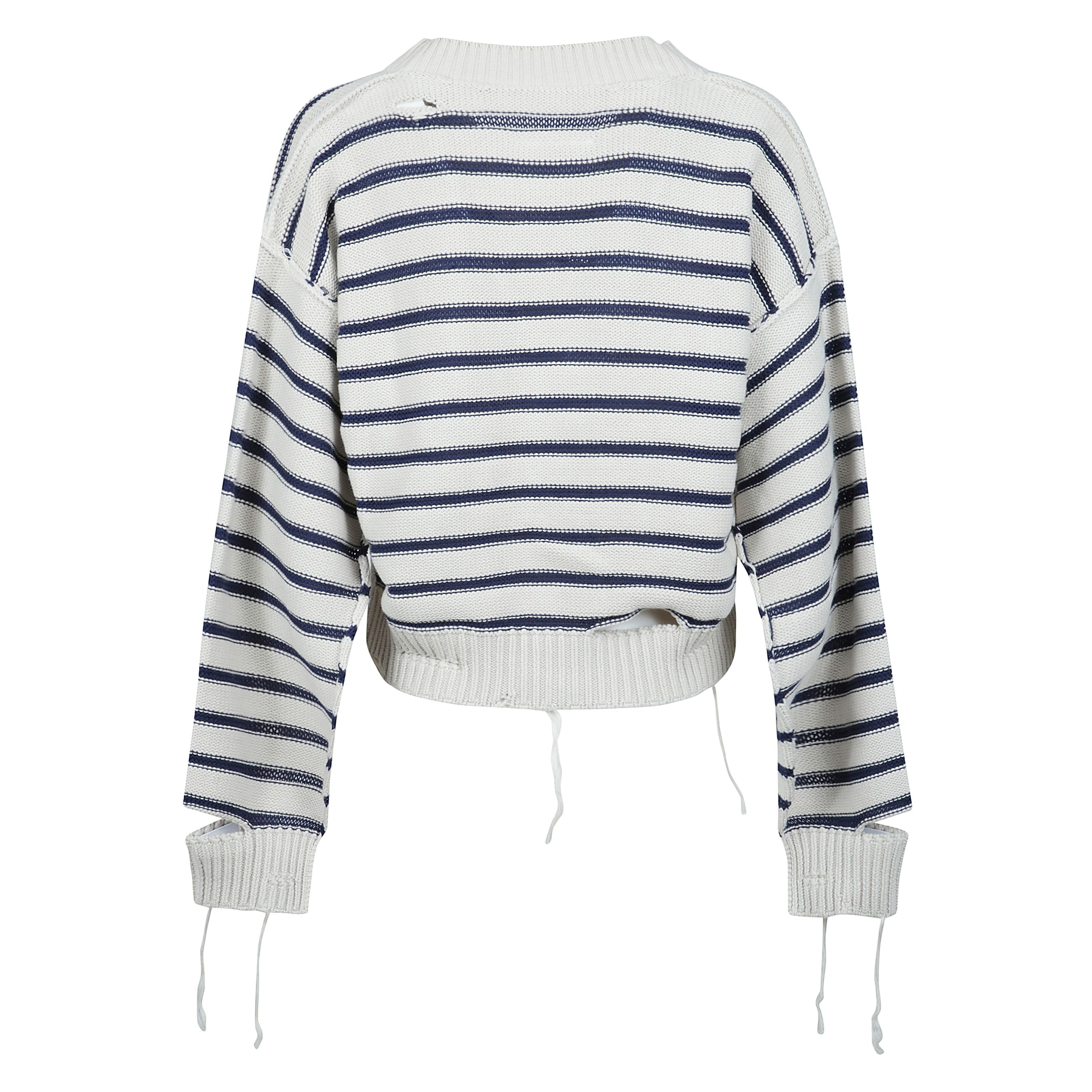 Cardigan in cotone a righe verticali bianco/blu in cotone con un 
design lavorato a maglia e chiusura con abbottonatura frontale, 
maniche e spalle scese rifinite con effetto vissuto.